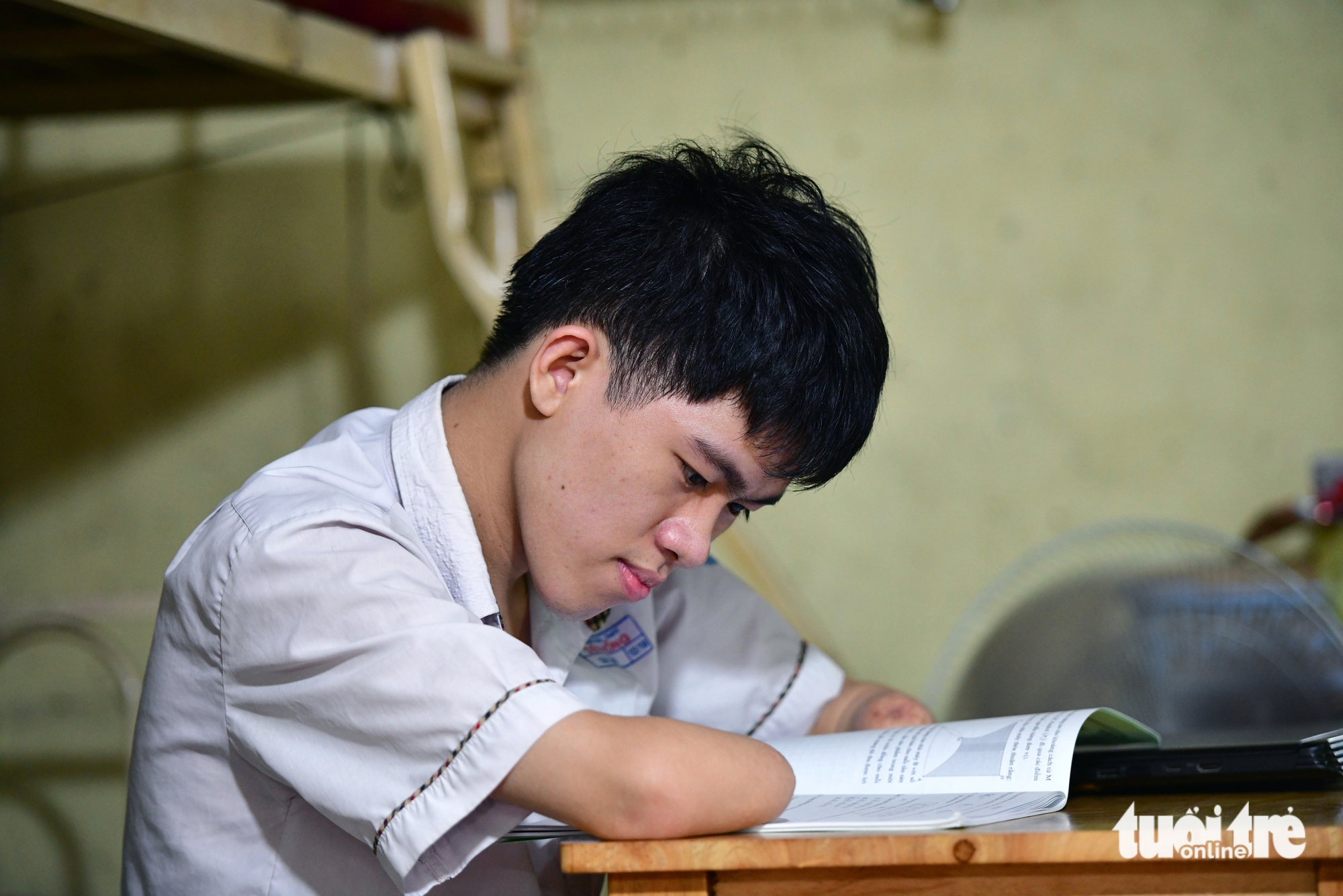 Gia Lâm đi thi tốt nghiệp, không bàn tay nhưng không muốn phiền thầy cô viết bài thay - Ảnh 3.
