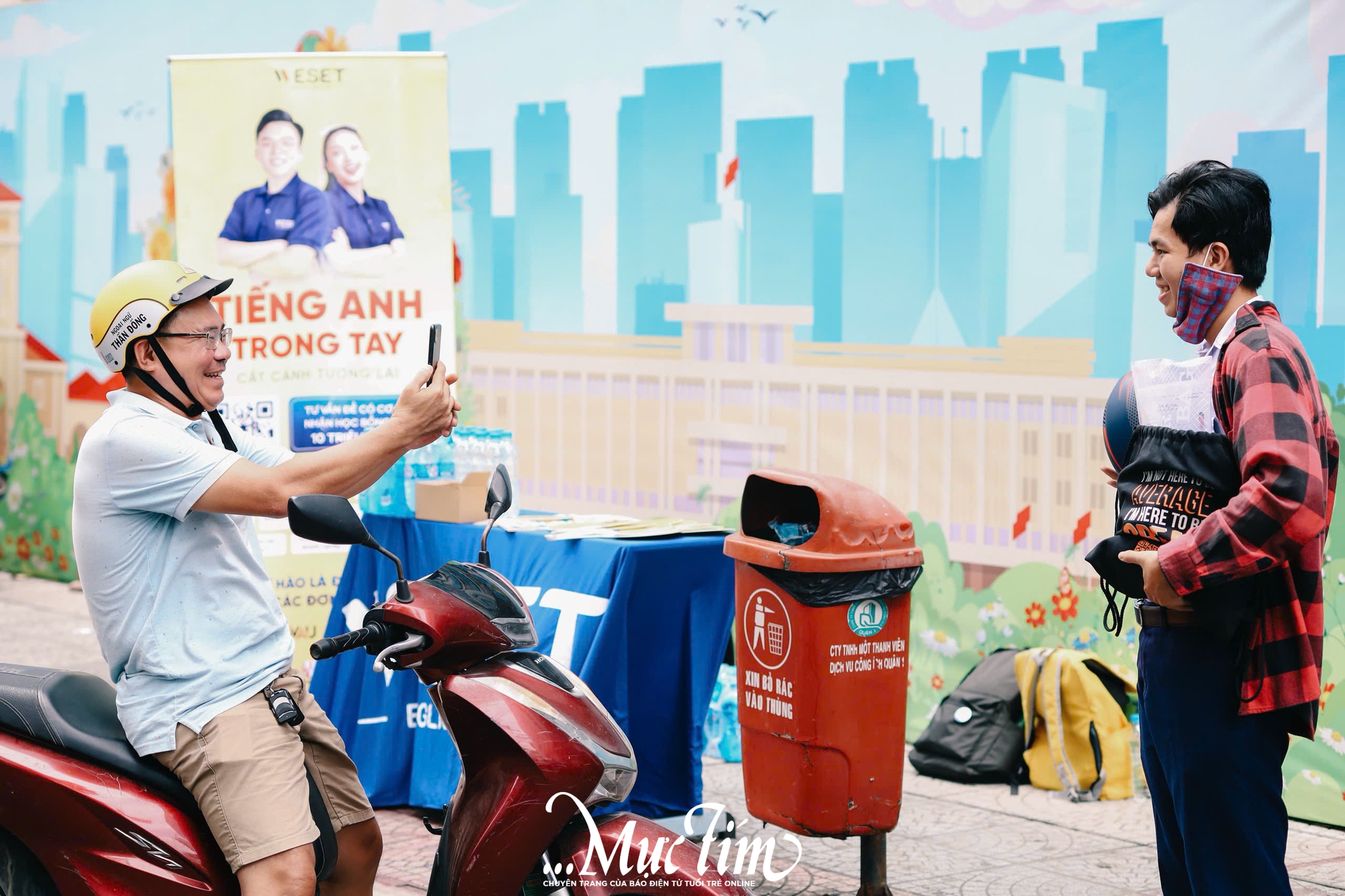 Khoảnh khắc đẹp: Ba mẹ cùng con bước vào kỳ thi lớn nhất tuổi học trò - Ảnh 2.