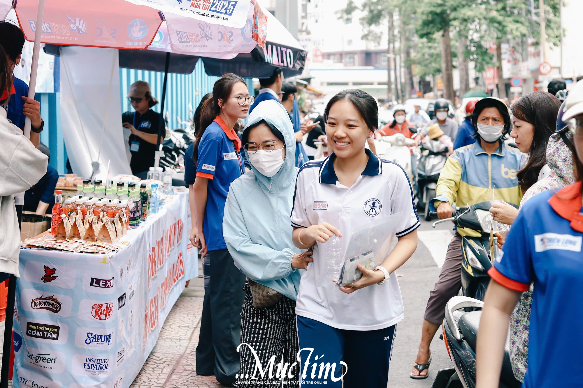 Khoảnh khắc đẹp: Ba mẹ cùng con bước vào kỳ thi lớn nhất tuổi học trò - Ảnh 3.