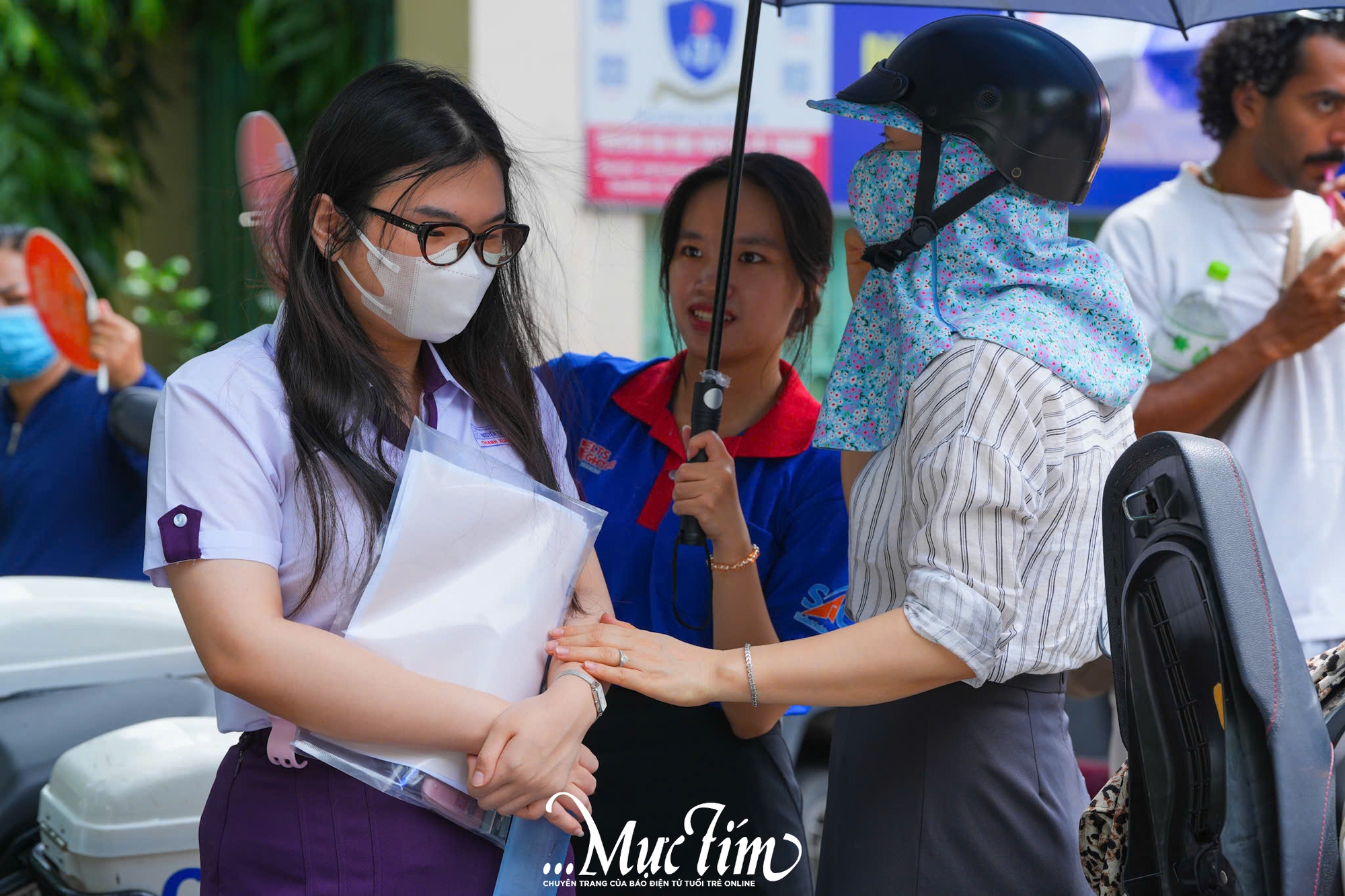 Khoảnh khắc đẹp: Ba mẹ cùng con bước vào kỳ thi lớn nhất tuổi học trò - Ảnh 7.