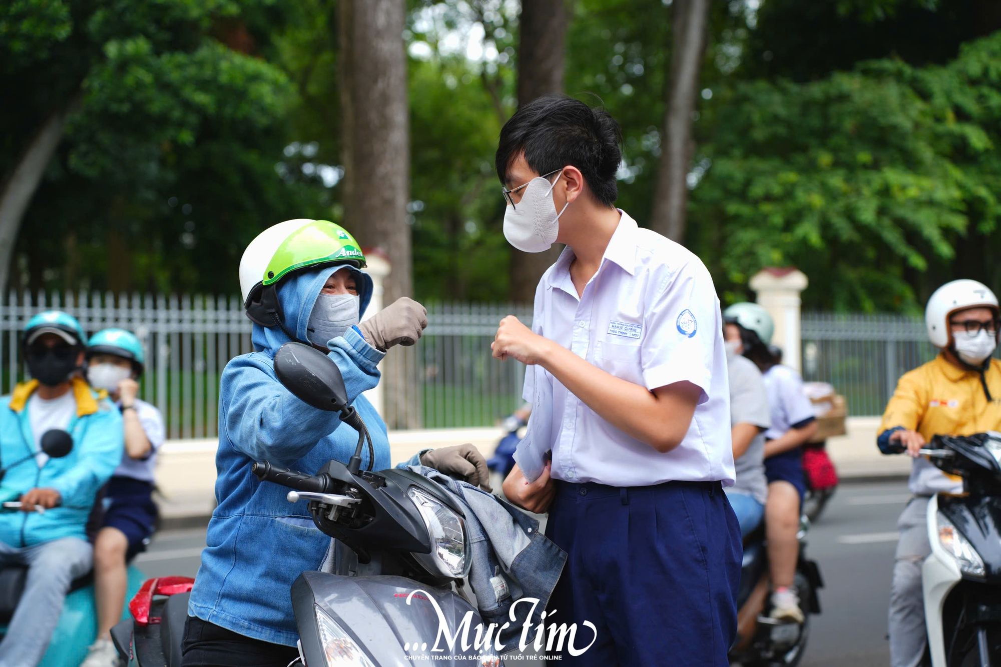 Khoảnh khắc đẹp: Ba mẹ cùng con bước vào kỳ thi lớn nhất tuổi học trò - Ảnh 8.