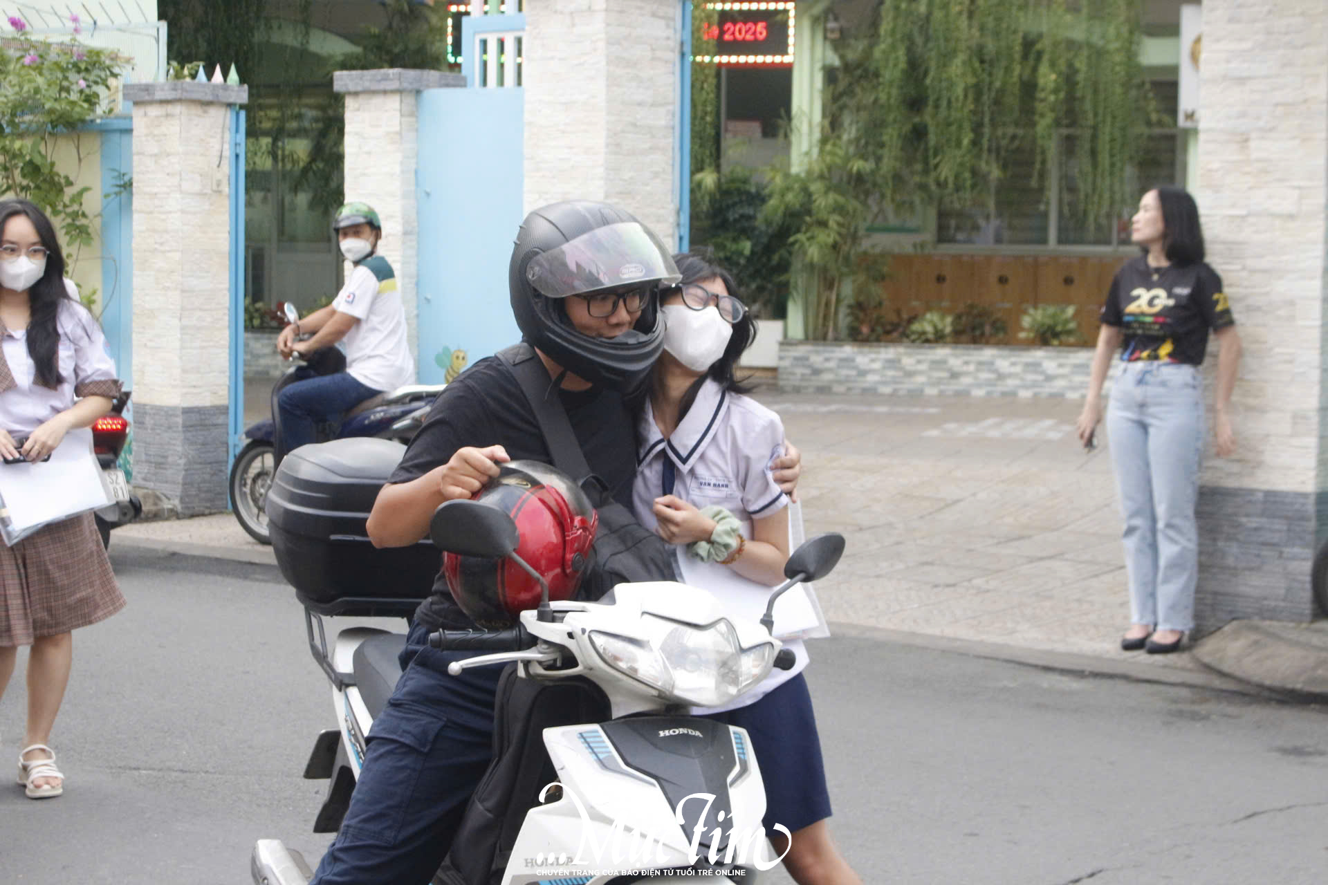 Khoảnh khắc đẹp: Ba mẹ cùng con bước vào kỳ thi lớn nhất tuổi học trò - Ảnh 12.