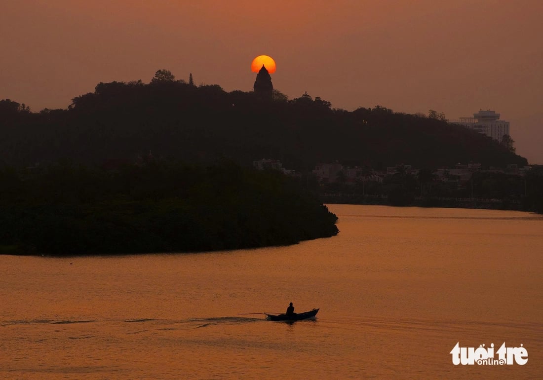 In pictures: Tuy Hoa City in south-central Vietnam glows in golden sunset- Ảnh 3. In pictures: Tuy Hoa City in south-central Vietnam glows in golden sunset- Ảnh 3.