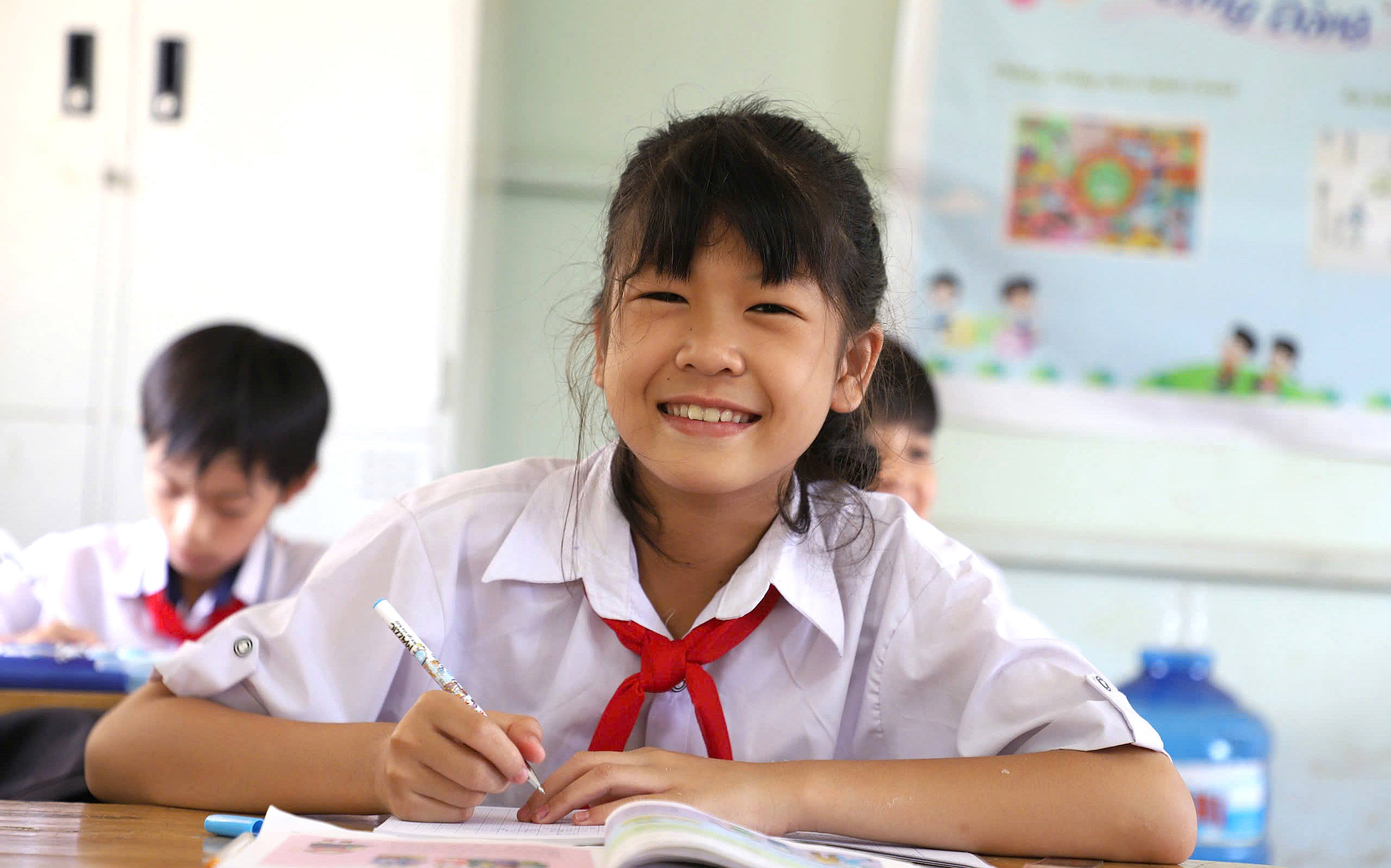 Bezpłatna nauka dla studentów: zapobieganie porzucaniu nauki, poprawa jakości edukacji - Zdjęcie 2. Miễn học phí cho học sinh: Ngăn bỏ học, nâng chất lượng giáo dục - Ảnh 2.