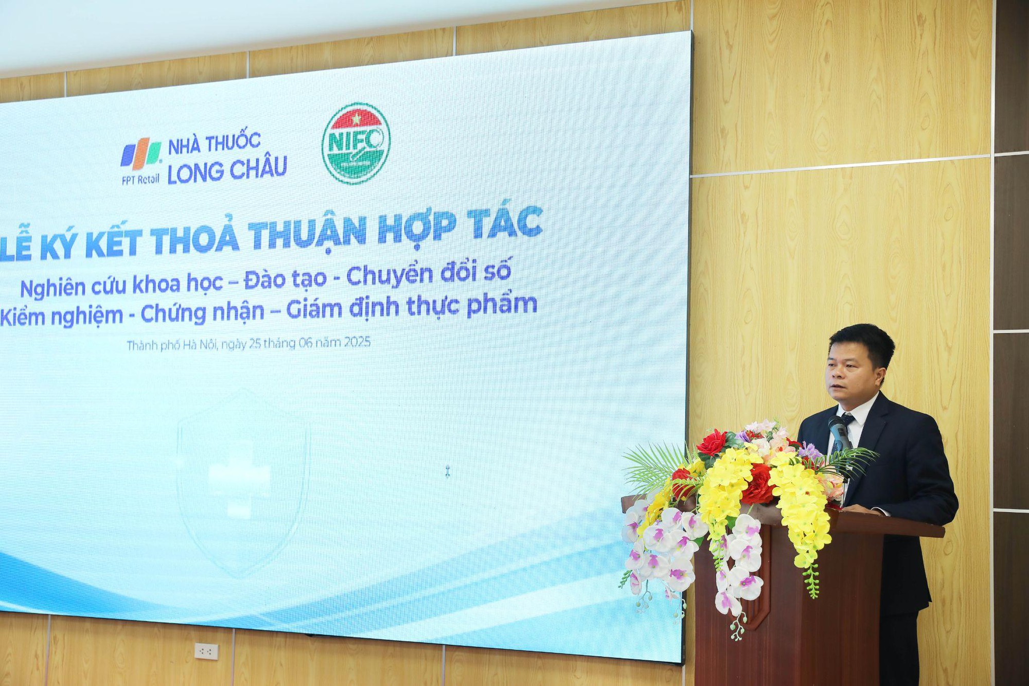 Long Châu hợp tác cùng Viện Kiểm nghiệm An toàn vệ sinh thực phẩm quốc gia - Ảnh 2.