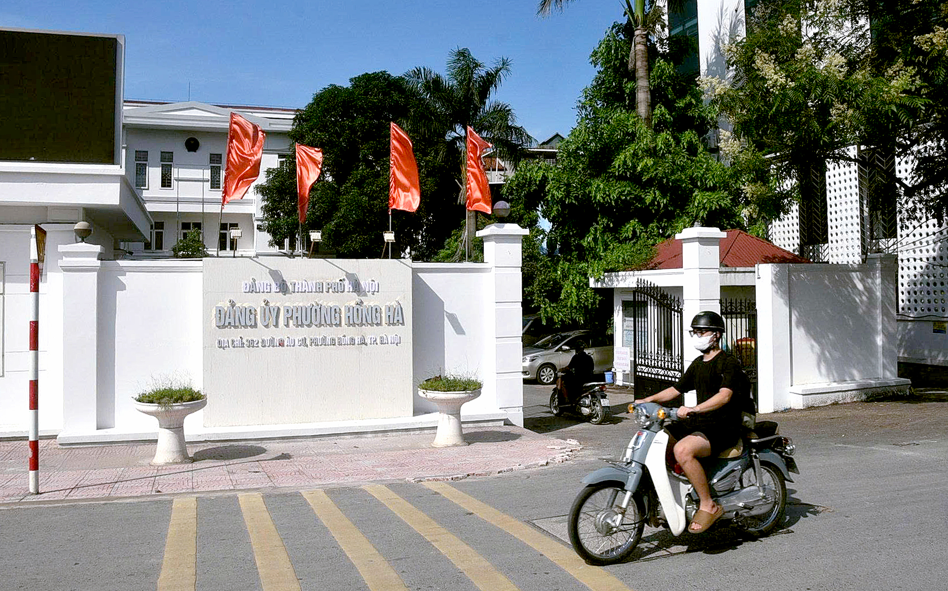 Các phường ở Hà Nội gắn biển tên, tân trang trụ sở để chuẩn bị về 'nhà' mới - Ảnh 1.