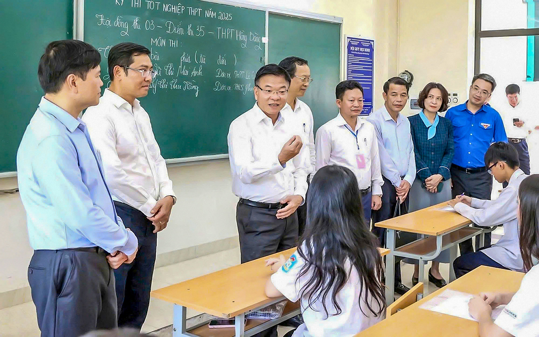 Thi tốt nghiệp THPT 2025: 2 bộ đề thi cho 2 đối tượng - Ảnh 1. thi tốt nghiệp - Ảnh 1.