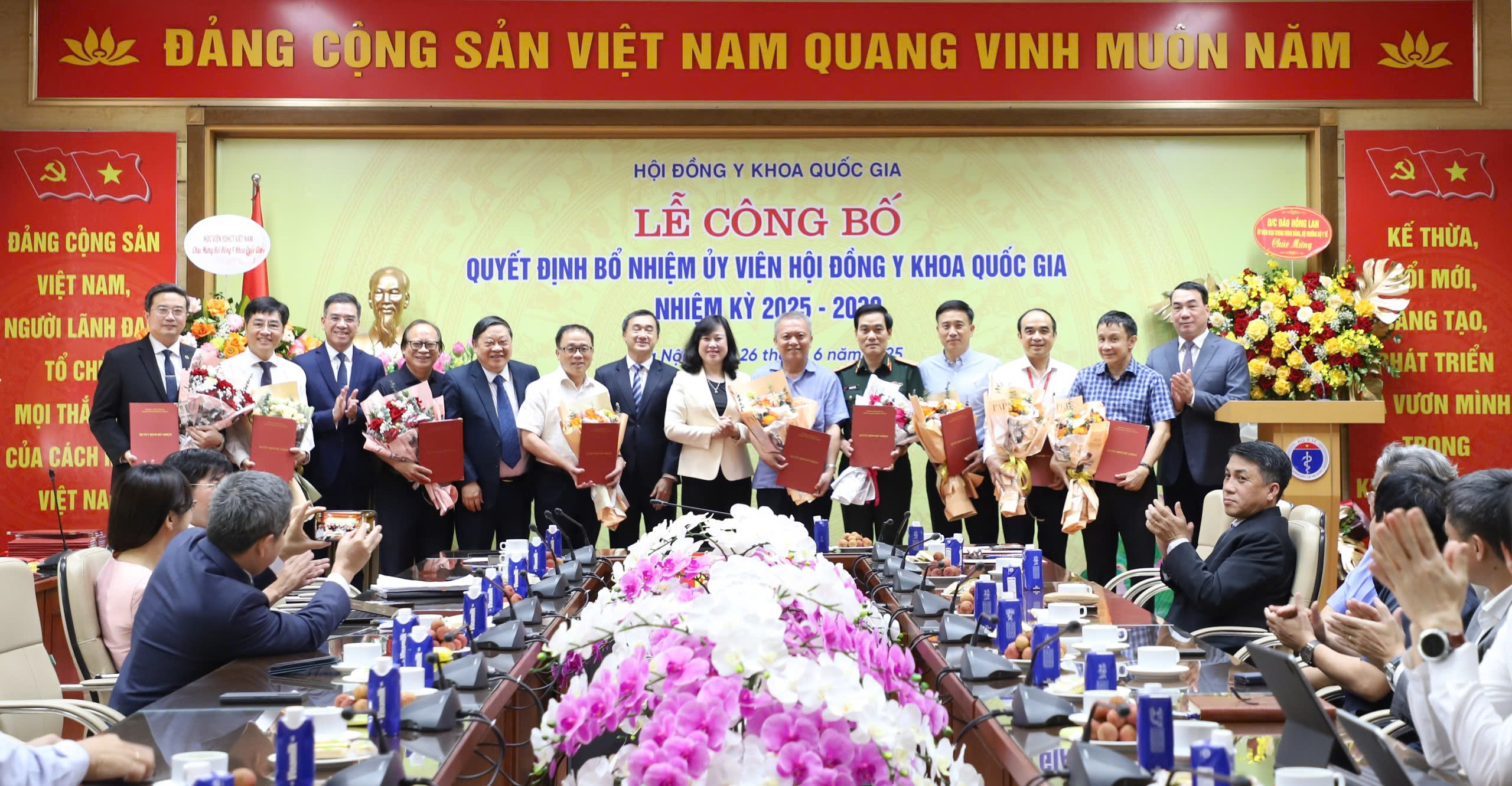 Tıp öğrencileri yakında mesleğe başlamadan önce 'uluslararası standart' yeterlilik değerlendirme sınavına girmek zorunda kalacak - Fotoğraf 2. Sinh viên ngành y sắp phải thi đánh giá năng lực 'chuẩn quốc tế' trước khi hành nghề - Ảnh 2.