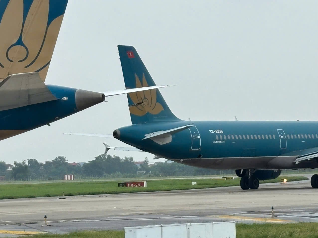 Hai máy bay va nhau trên đường lăn tại sân bay Nội Bài - Ảnh 1.
