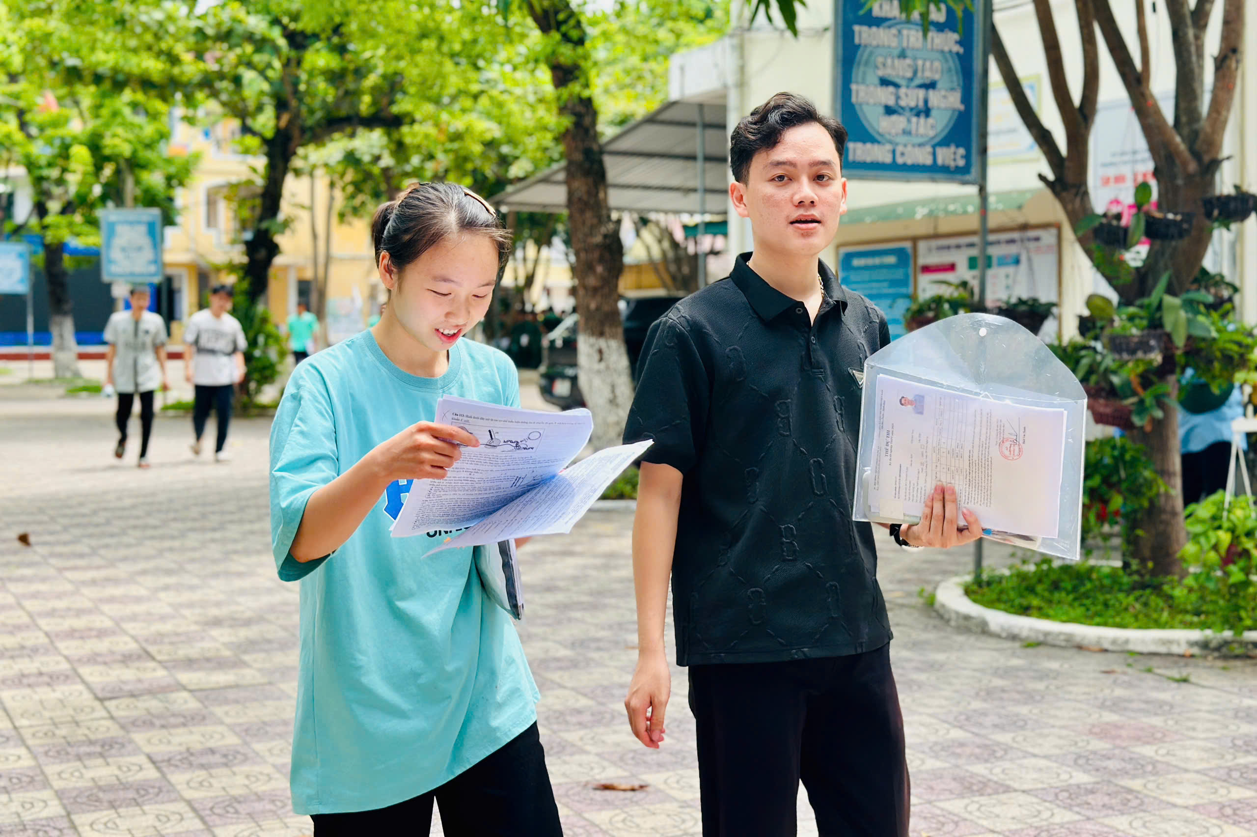 Thí sinh thở phào sau giờ thi môn tự chọn - Ảnh 4. môn tự chọn - Ảnh 4.