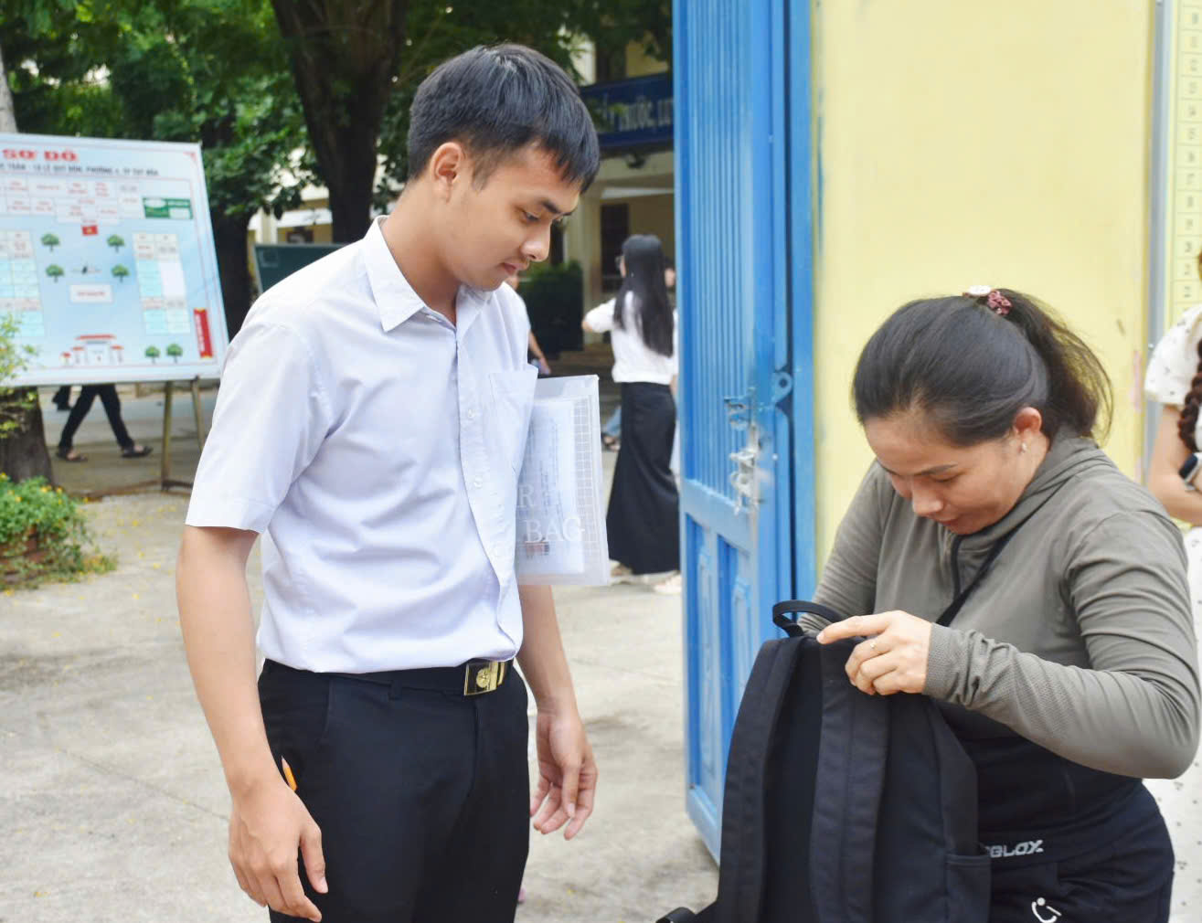 នៅពេលបញ្ចប់វគ្គប្រឡងចុងក្រោយ បេក្ខជននិយាយលារដូវប្រឡងបាក់ឌុប - រូបថត ៥. Kết thúc buổi thi cuối cùng, thí sinh tạm biệt mùa thi đầy cảm xúc - Ảnh 5.