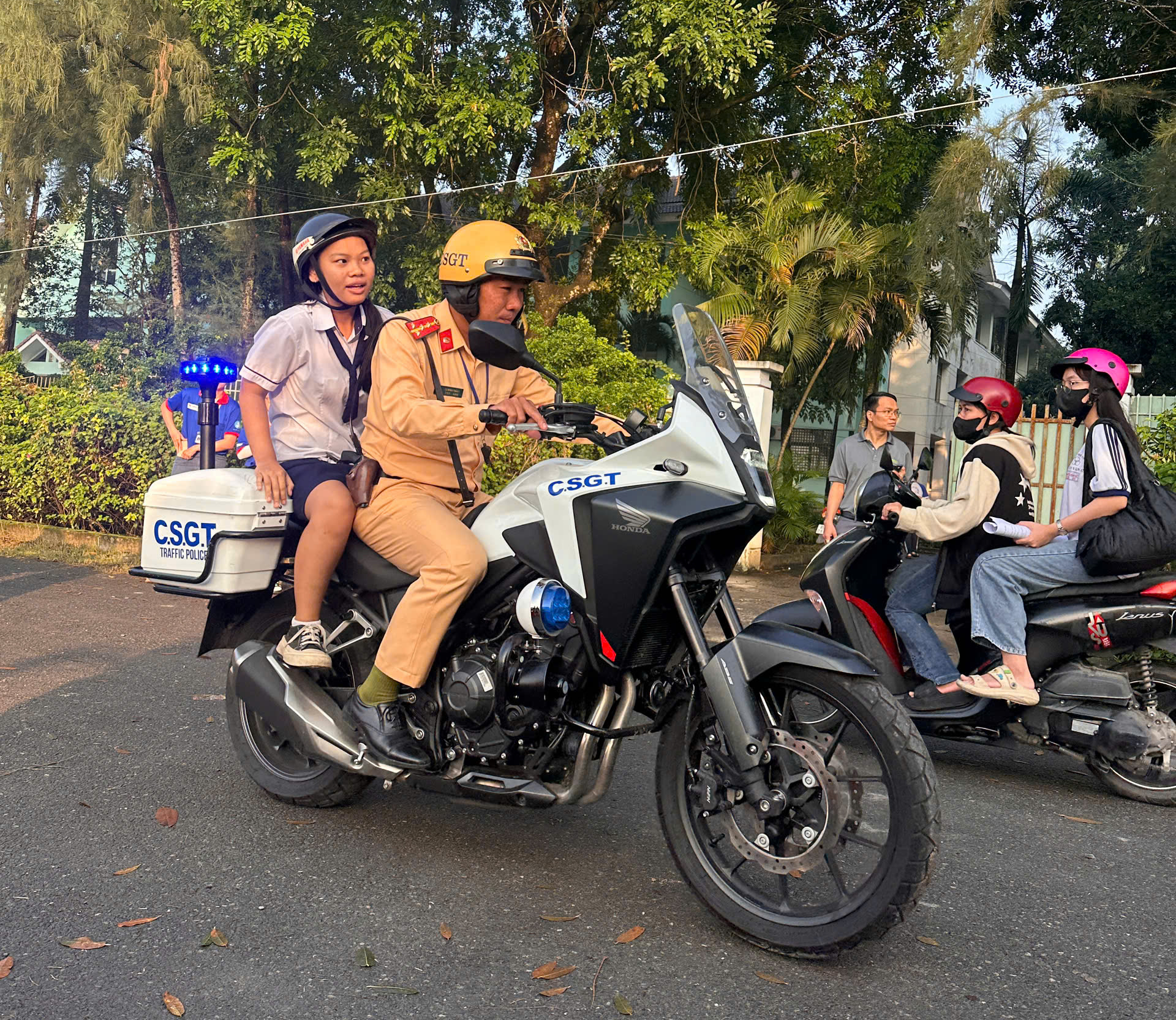 2 học sinh thi tốt nghiệp THPT quên mang căn cước được cảnh sát giao thông đưa về nhà lấy kịp thời - Ảnh 1.