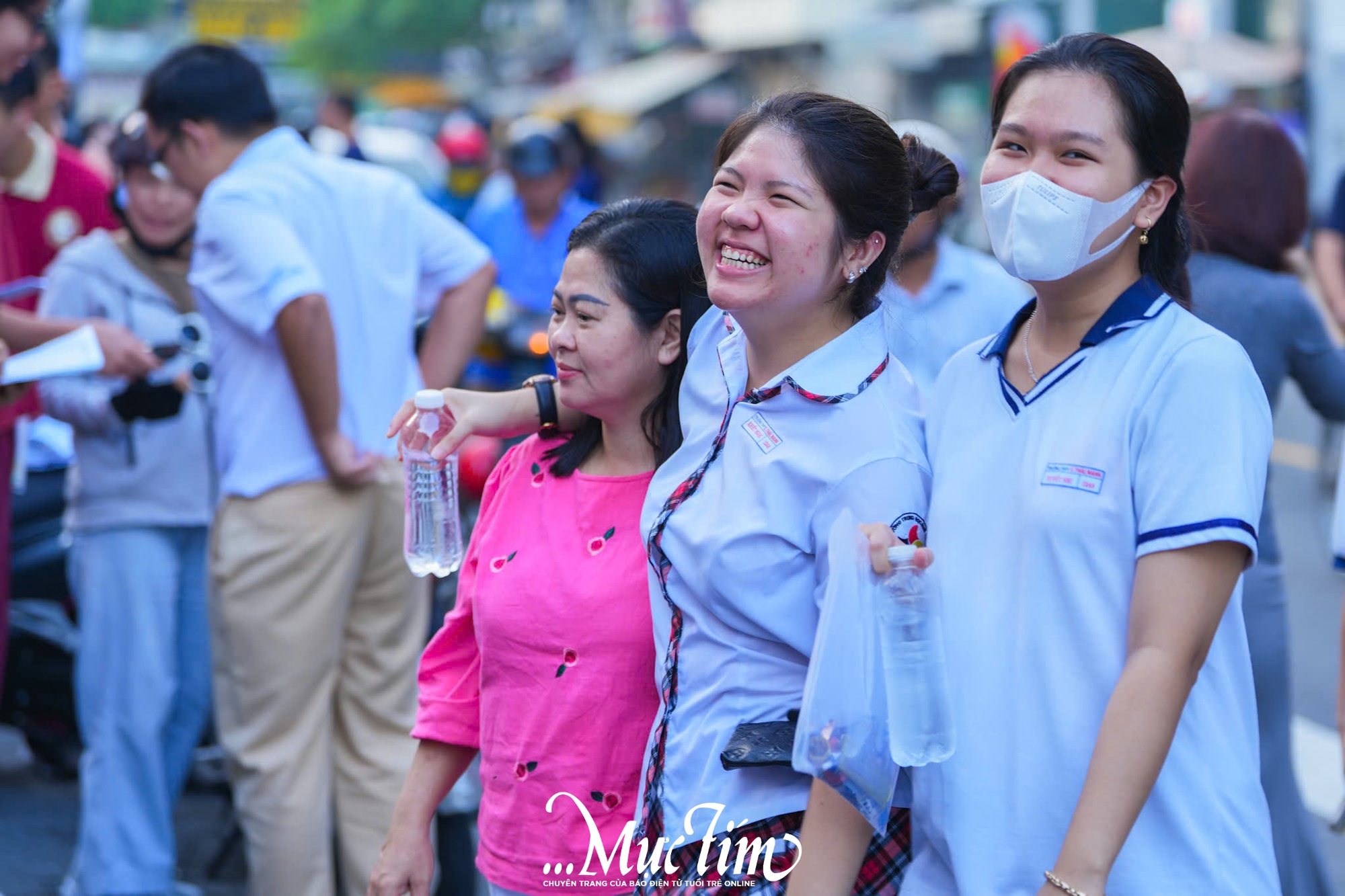 Tạm biệt mùa thi tốt nghiệp THPT 2025: Mùa thi đong đầy cảm xúc - Ảnh 9.