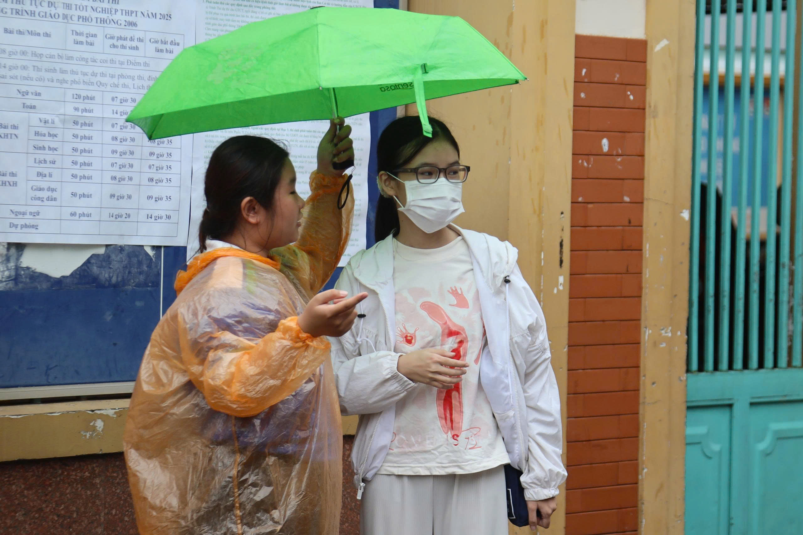 នៅពេលបញ្ចប់វគ្គប្រឡងចុងក្រោយ បេក្ខជននិយាយលារដូវប្រឡងបាក់ឌុប - រូបថត ៦. Kết thúc buổi thi cuối cùng, thí sinh tạm biệt mùa thi đầy cảm xúc - Ảnh 6.