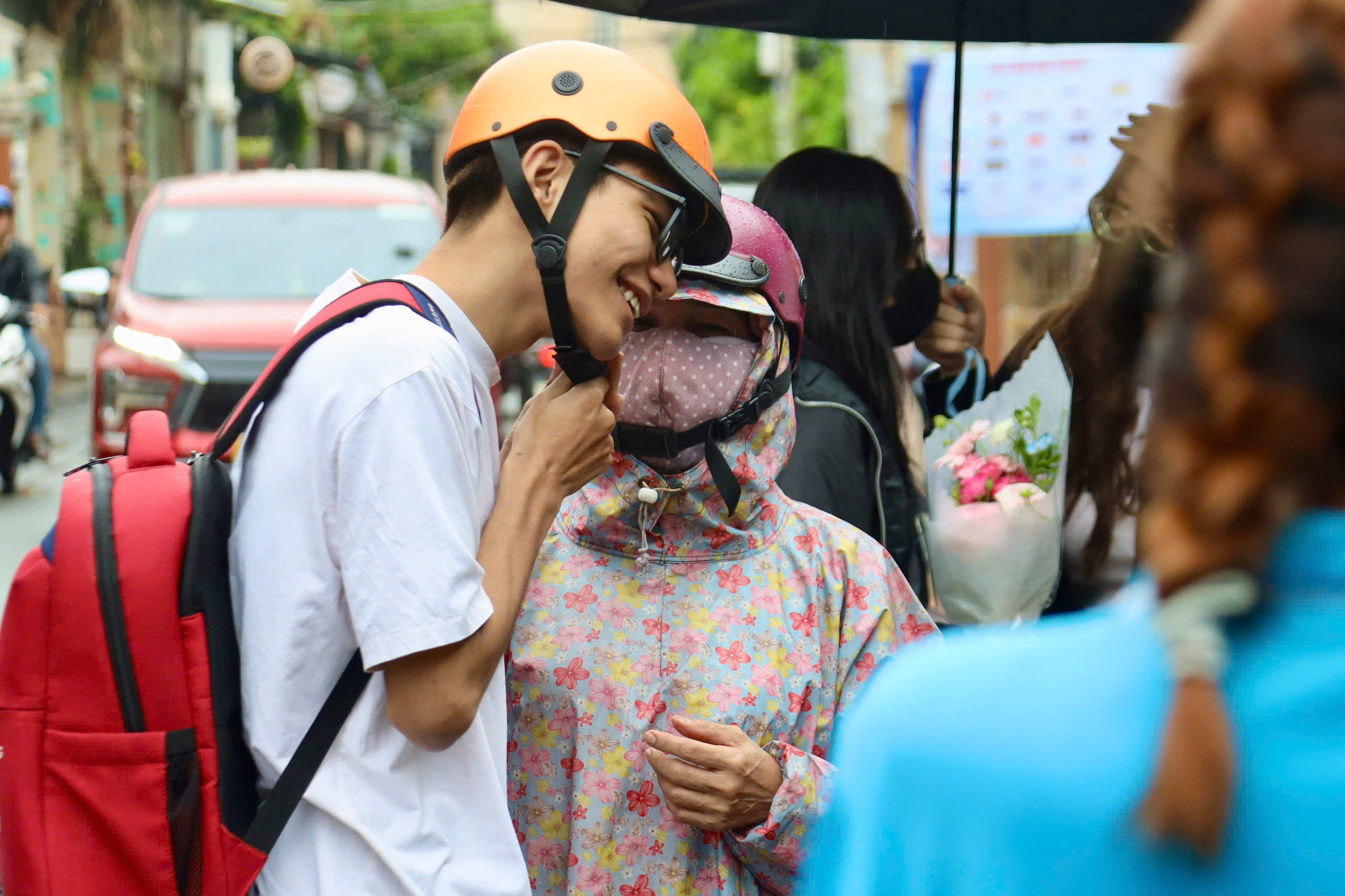 នៅពេលបញ្ចប់វគ្គប្រឡងចុងក្រោយ បេក្ខជននិយាយលារដូវប្រឡងបាក់ឌុប - រូបថត ៨. Kết thúc buổi thi cuối cùng, thí sinh tạm biệt mùa thi đầy cảm xúc - Ảnh 8.