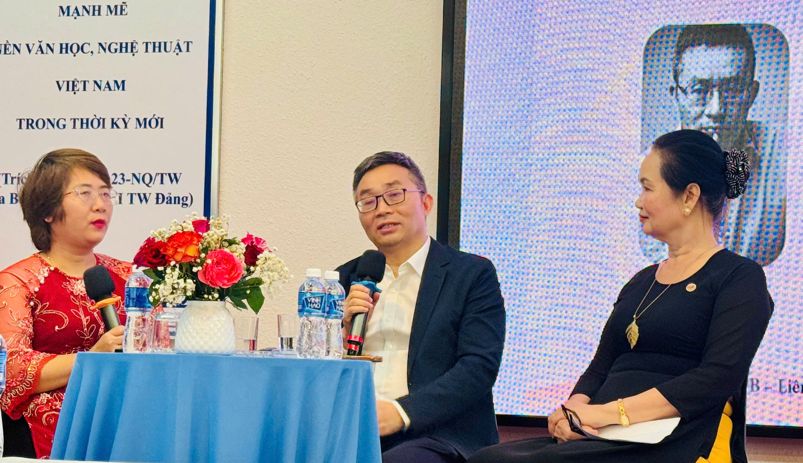 Nhà văn Đông Tây, đại biểu Quốc hội Trung Quốc: 'Dù viết gì thì luôn nhớ sứ mệnh của mình' - Ảnh 2. Viết văn giống như nấu ăn, mùi thơm món ăn ngon sẽ lan sang hàng xóm - Ảnh 2.