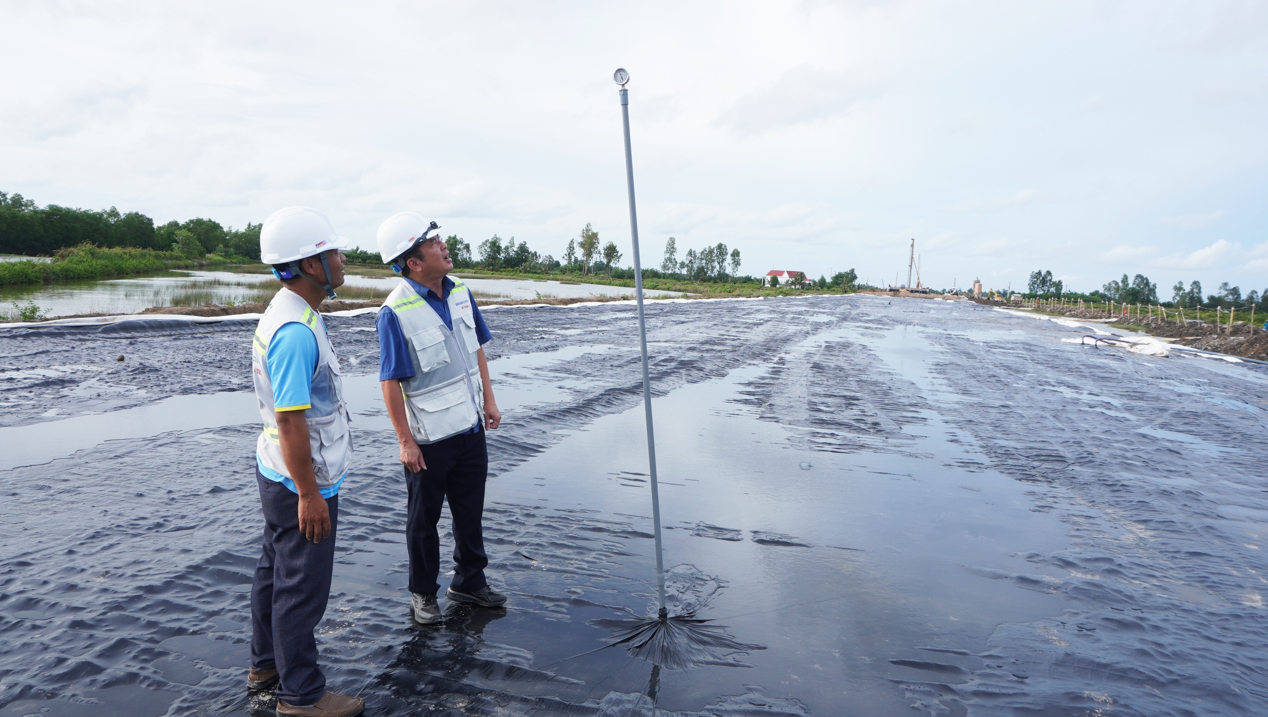 Đưa công nghệ hút chân không vào làm cao tốc Cần Thơ - Cà Mau cả ngày lẫn đêm - Ảnh 3.