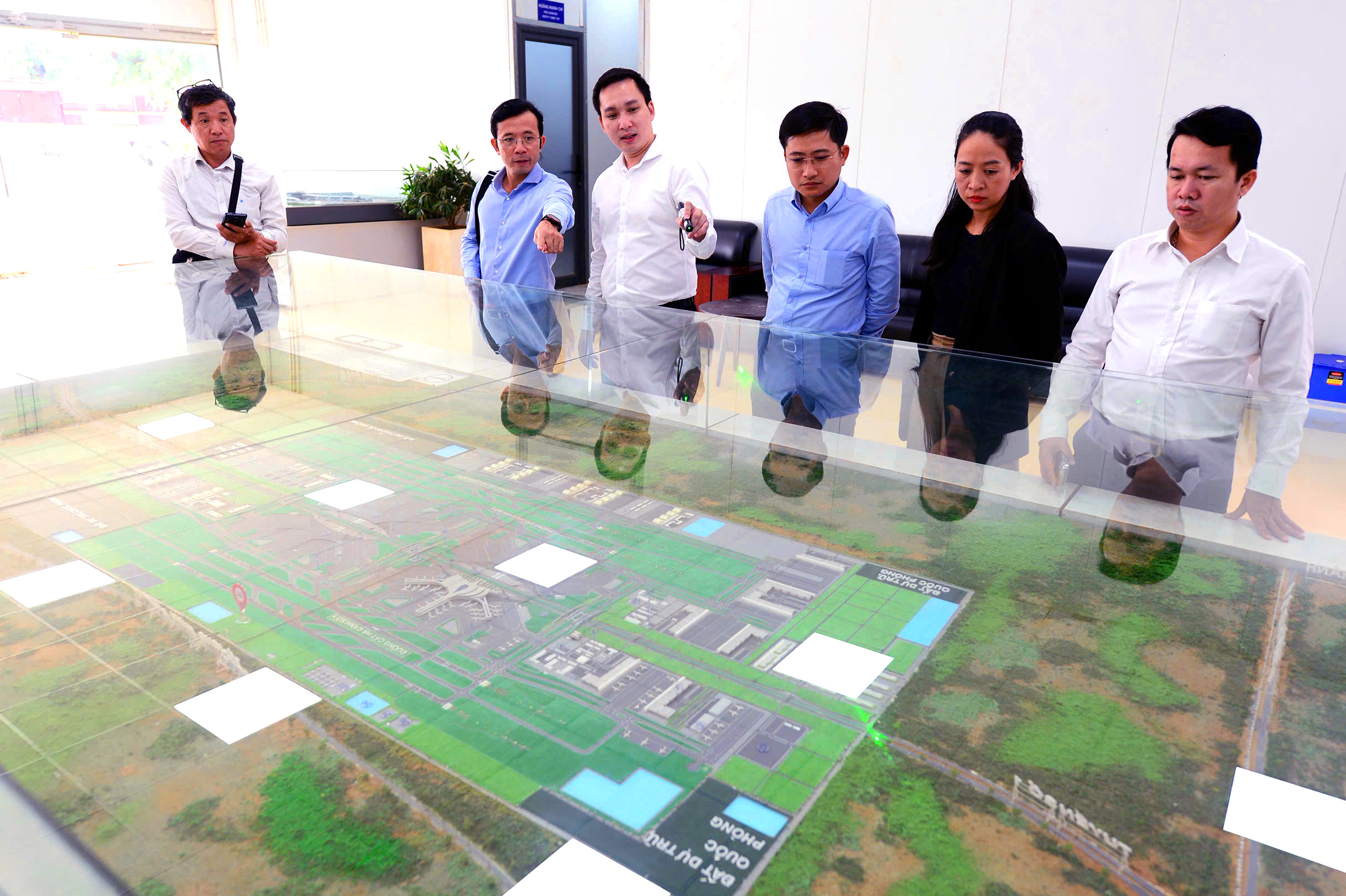 Đoàn chuyên gia khảo sát thực tế sân bay Long Thành - Ảnh 2.
