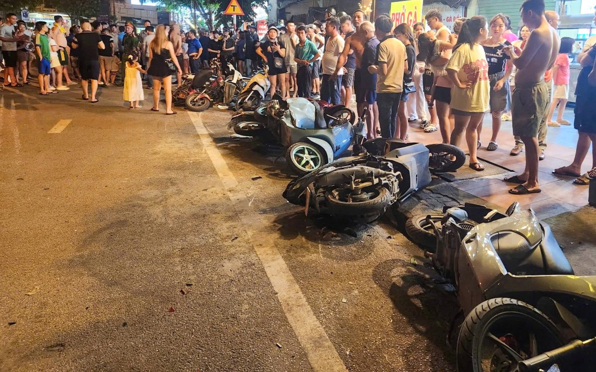 Child killed, several injured after local official’s car hits crowd in Vietnam- Ảnh 2.