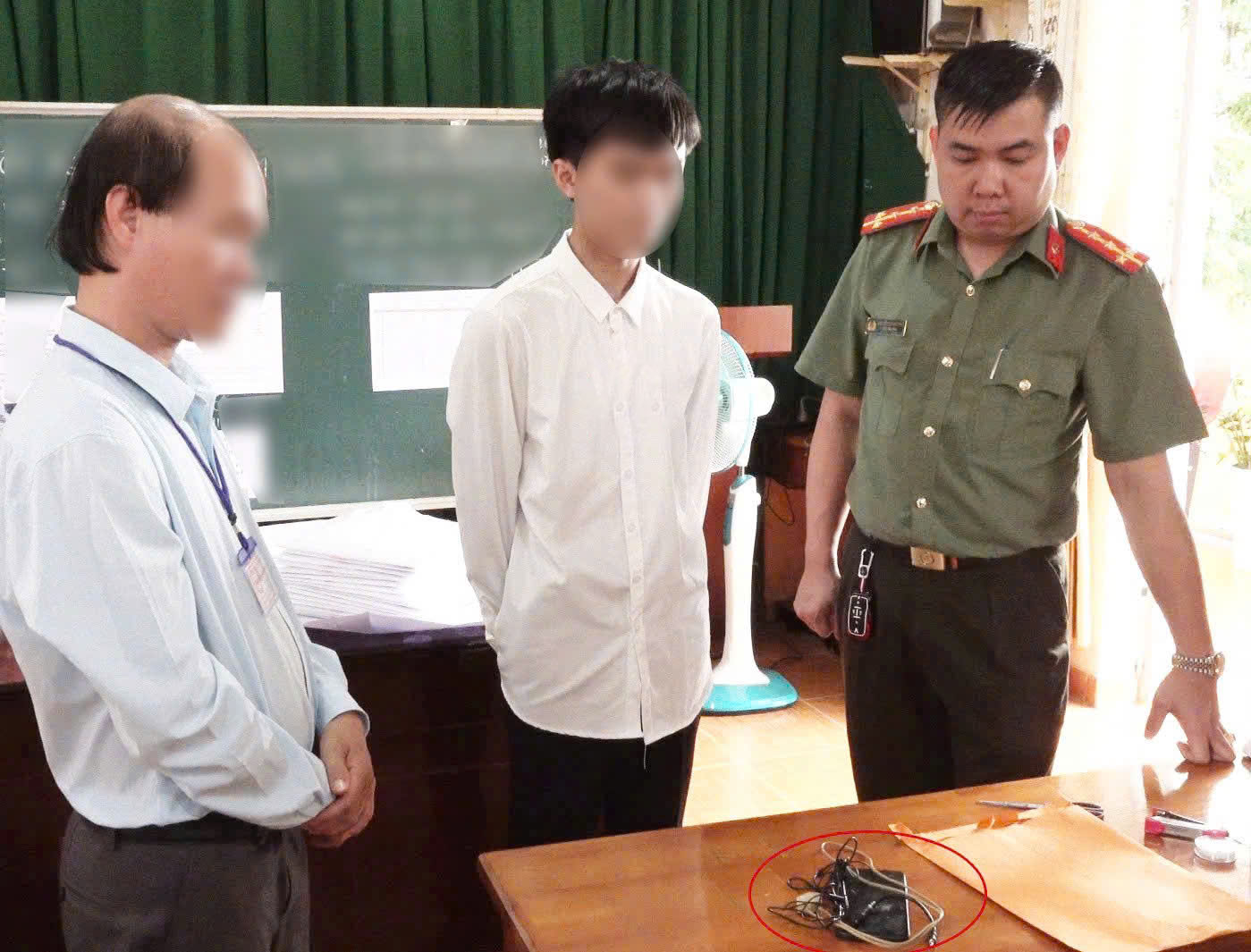 Khởi tố vụ án dùng ChatGPT giải đề thi văn tại Lâm Đồng - Ảnh 2.