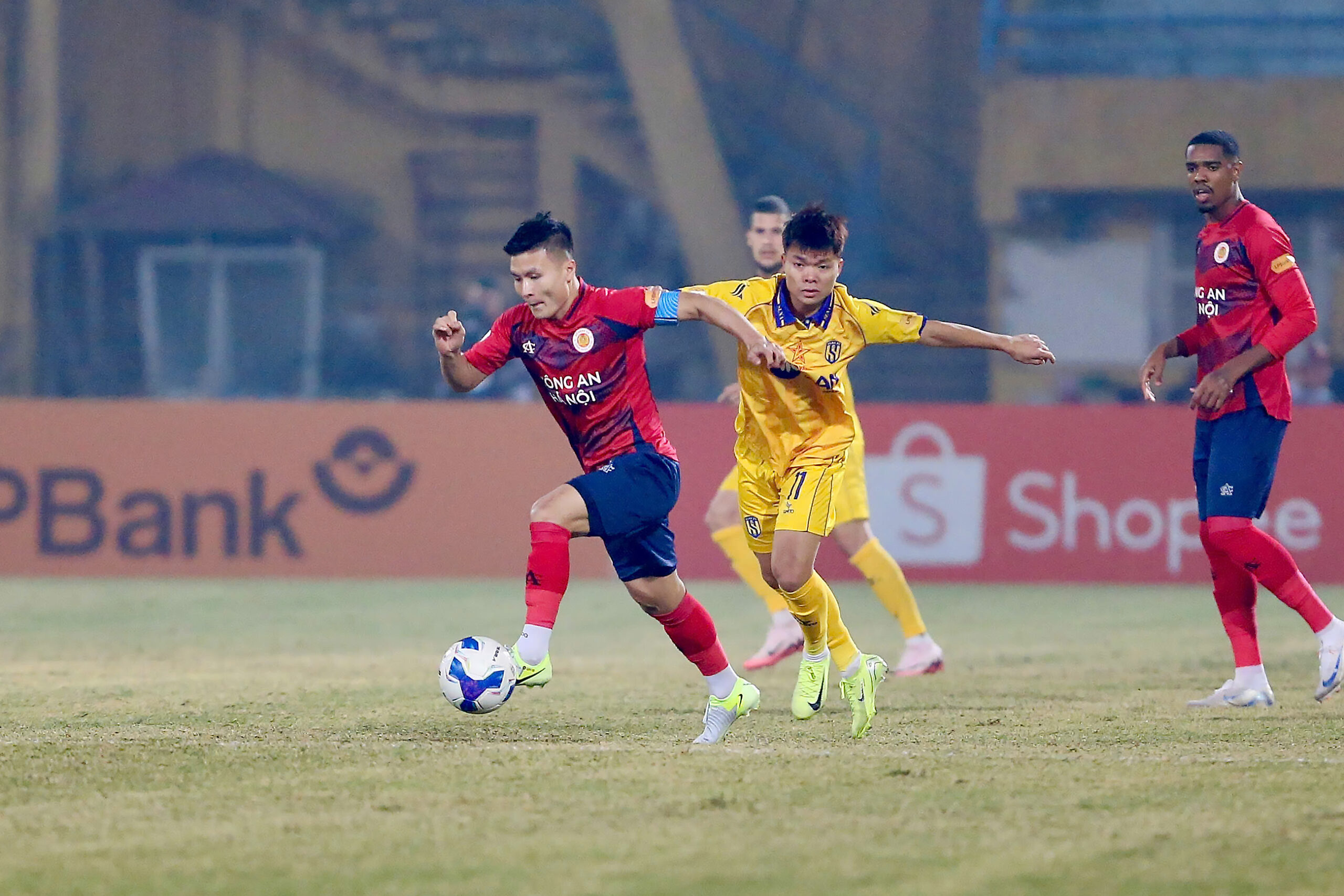 sân hàng đẫy - Ảnh 2.