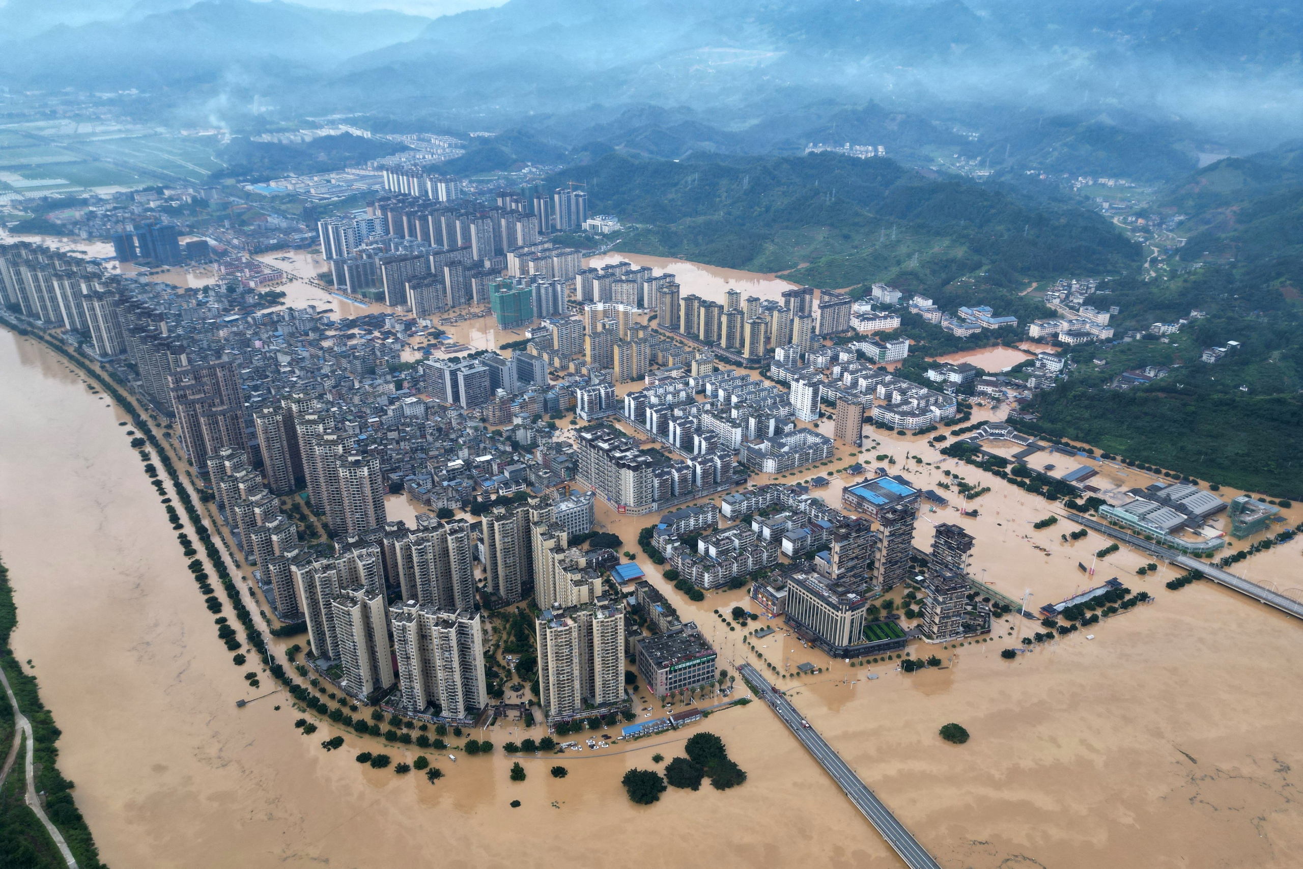 Kỳ tích: bé gái 8 tuổi sống sót kỳ diệu sau 7 giờ mắc kẹt trong cống do lũ cuốn ở Trung Quốc - Ảnh 1. sống sót - Ảnh 1.