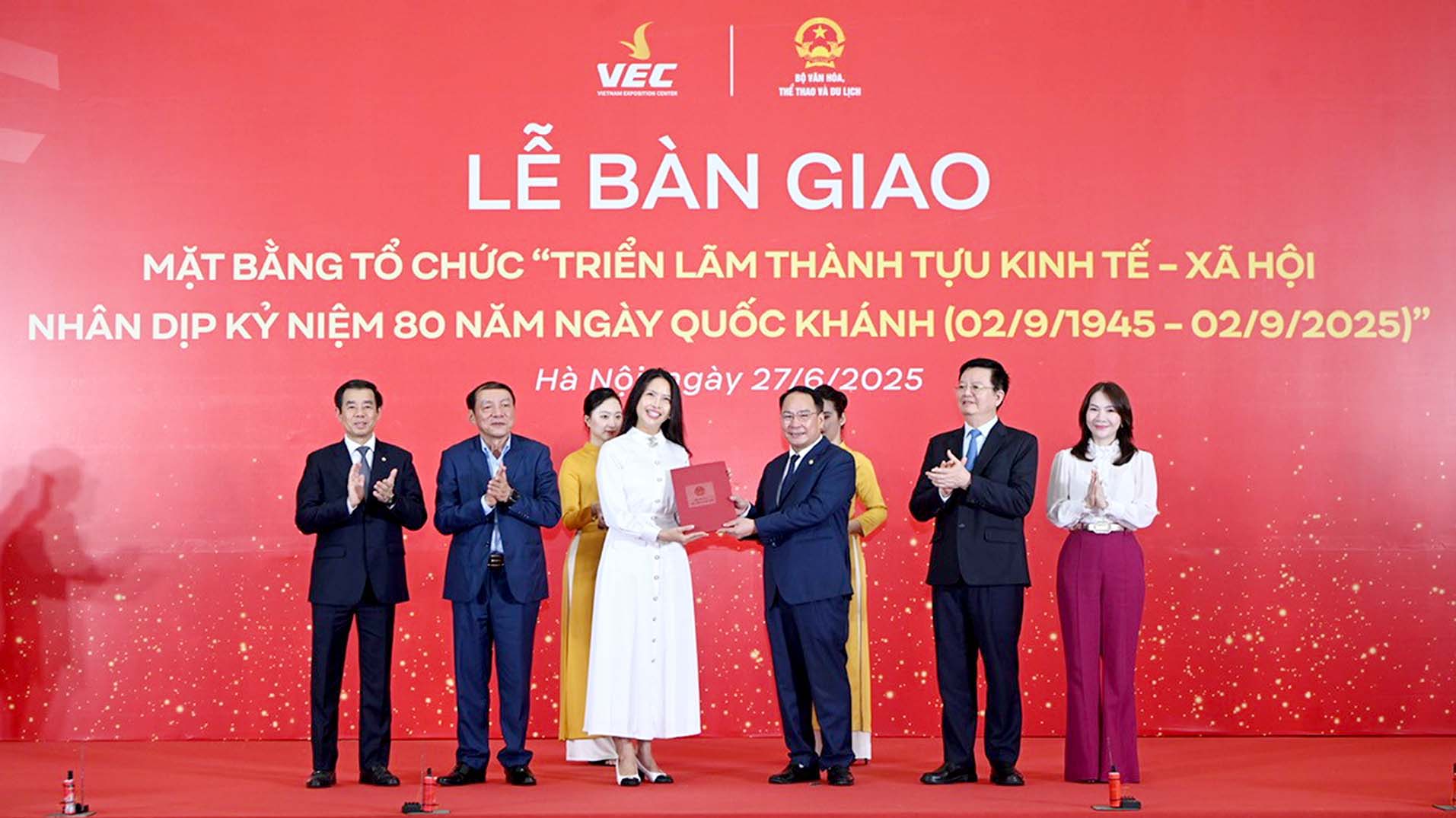 Vingroup bàn giao mặt bằng Trung tâm Triển lãm Việt Nam sau 10 tháng thi công - Ảnh 1. vingroup - Ảnh 1.