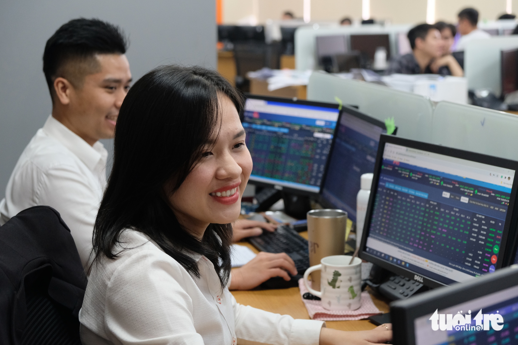 Ồ ạt lao vào mua cổ phiếu, cửa lời đang mở to hay rủi ro rình rập?- Ảnh 1. Ồ ạt lao vào mua cổ phiếu, cửa lời đang mở to hay rủi ro rình rập? - Ảnh 1.