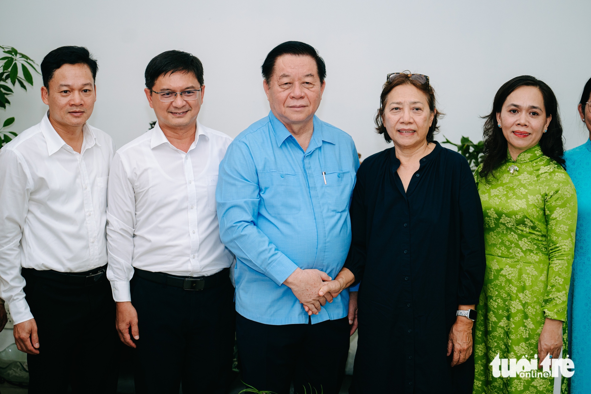 Trưởng Ban Tuyên giáo và Dân vận Trung ương thắp hương tưởng nhớ cố Tổng Bí thư Nguyễn Văn Linh - Ảnh 3.