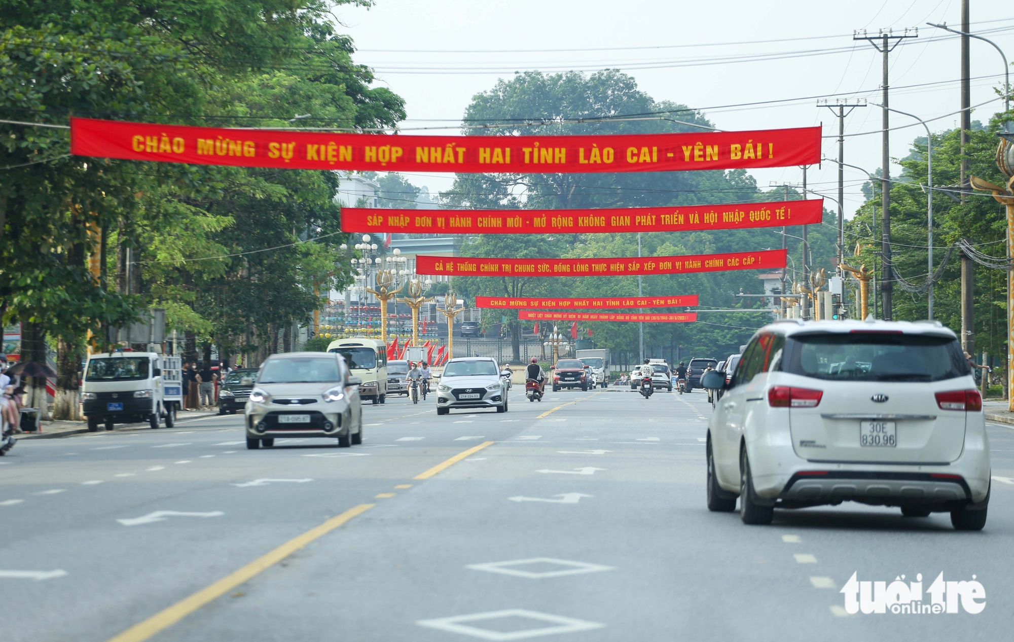 Người dân Yên Bái đội mưa xem chương trình nghệ thuật chào mừng thành lập tỉnh Lào Cai mới - Ảnh 10.