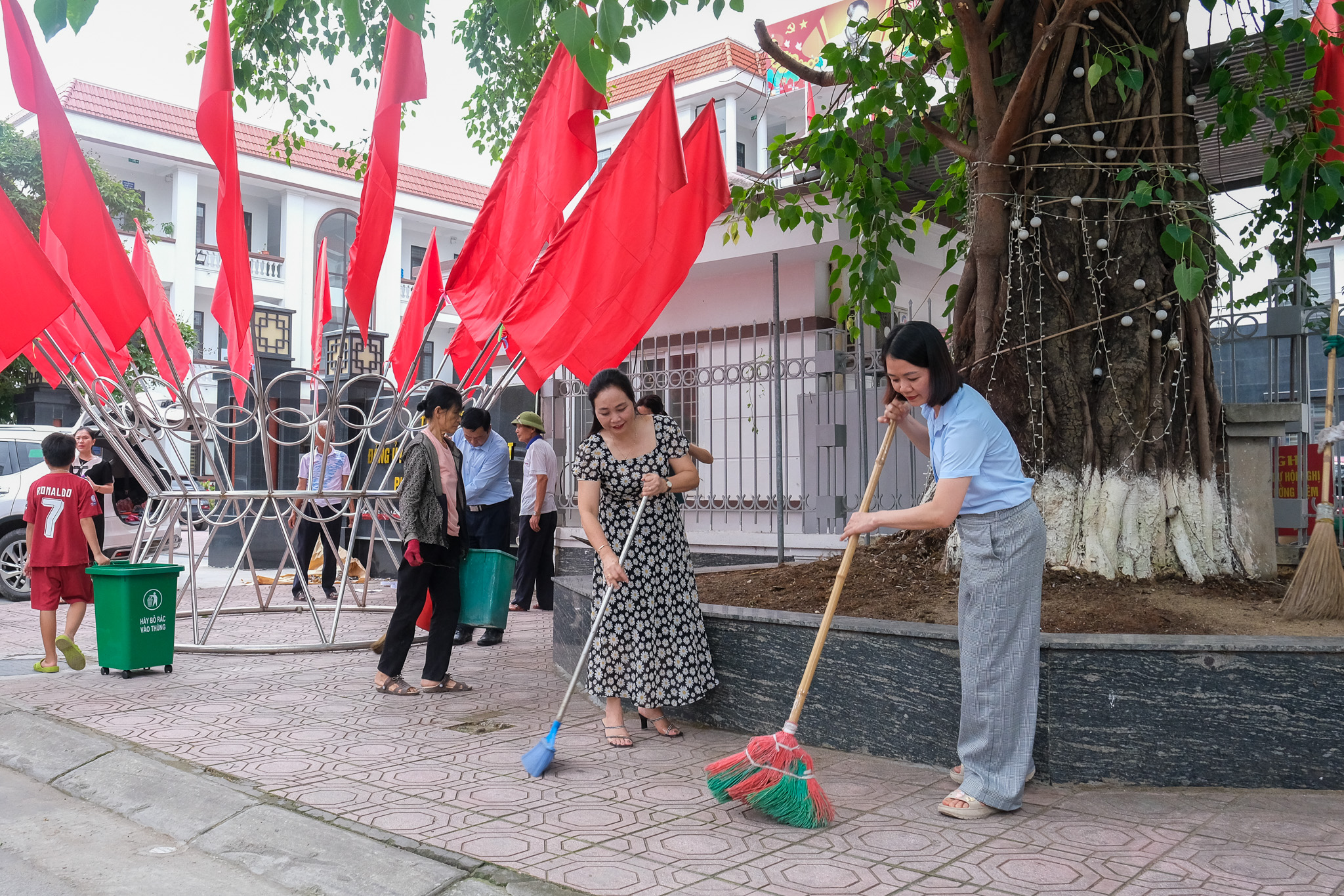Trụ sở phường xã 'thay áo' mới, người dân hứng khởi chờ thời khắc lịch sử - Ảnh 5. bắc ninh - Ảnh 6.