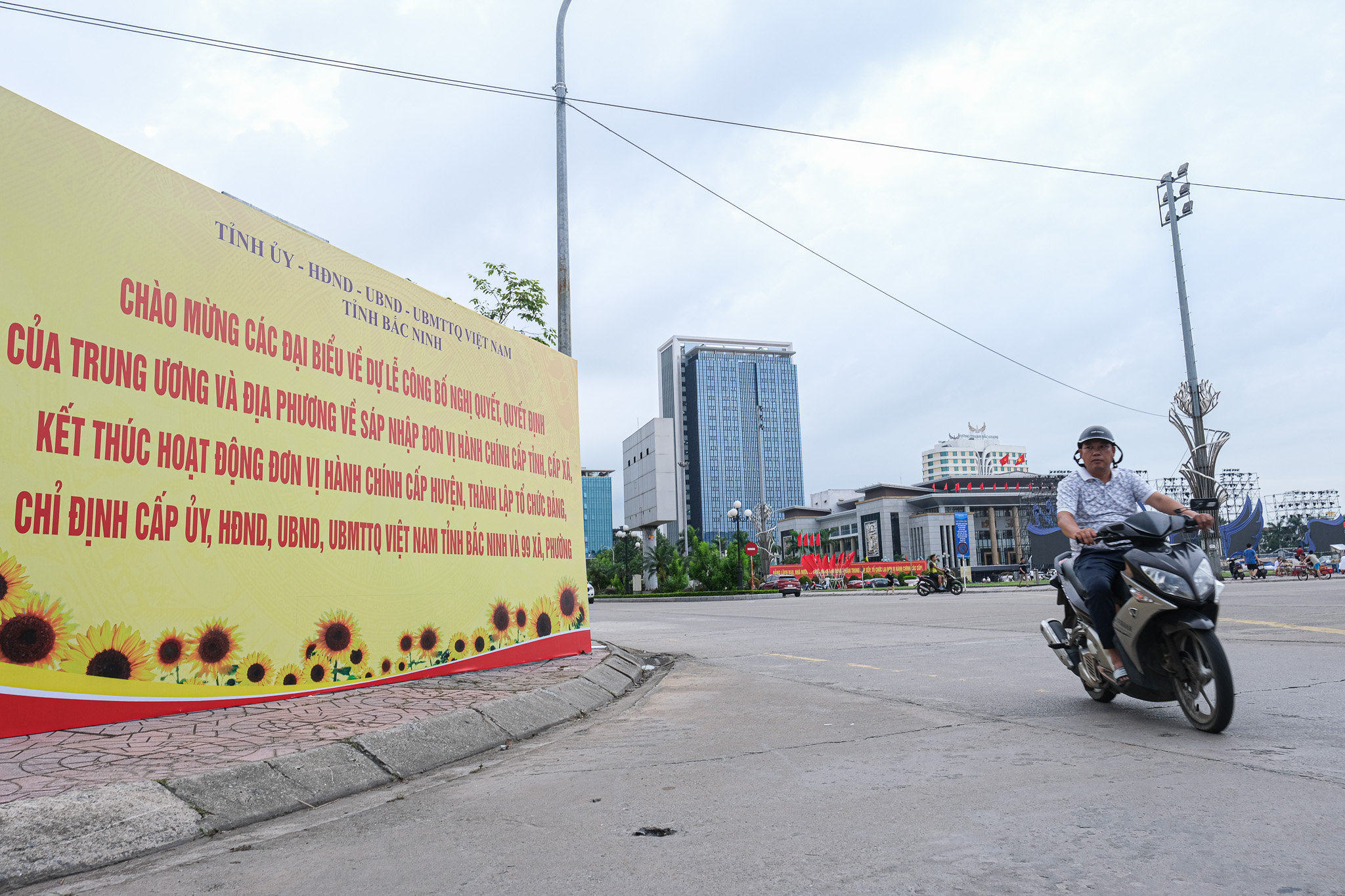 Trụ sở phường xã 'thay áo' mới, người dân hứng khởi chờ thời khắc lịch sử - Ảnh 4. bắc ninh - Ảnh 4.