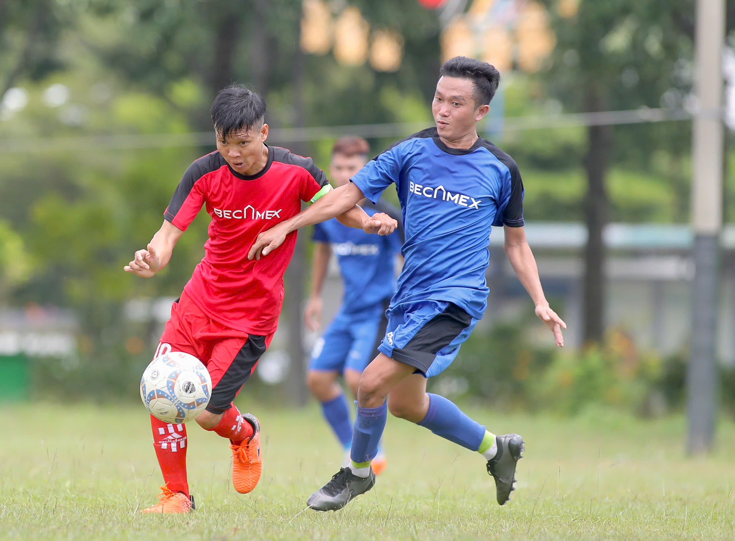 ເກືອບ 5,000 ຄົນແຂ່ງຂັນໃນລີກສະໝັກຫຼິ້ນພາຍຫຼັງການລວມຕົວ - ຮູບ 2. Gần 5.000 cầu thủ thi đấu giải phong trào sau sát nhập- Ảnh 2.