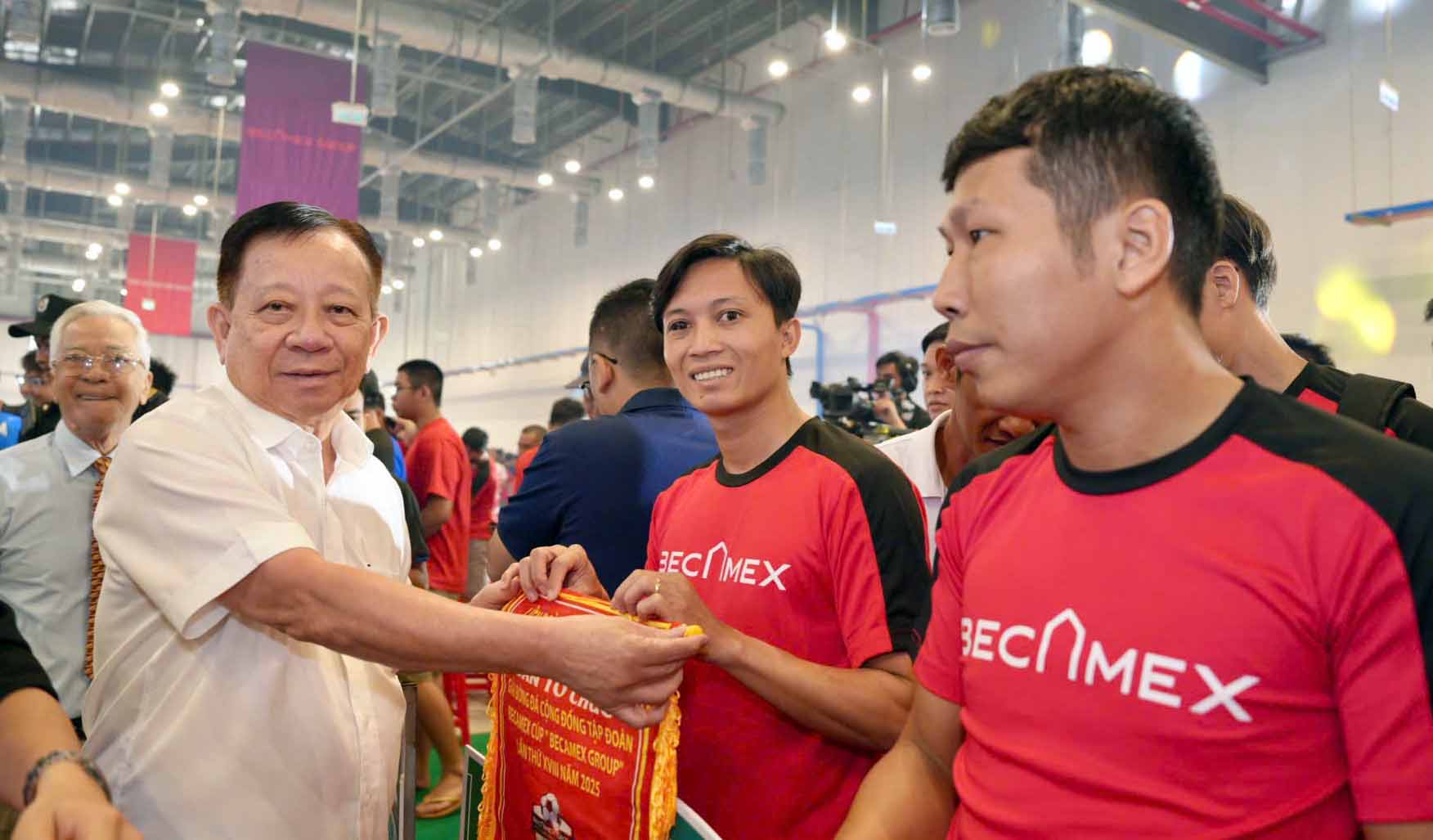 ເກືອບ 5,000 ຄົນແຂ່ງຂັນໃນລີກສະໝັກຫຼິ້ນພາຍຫຼັງການລວມຕົວ - ຮູບ 1. Gần 5.000 cầu thủ thi đấu giải phong trào sau sát nhập- Ảnh 1.