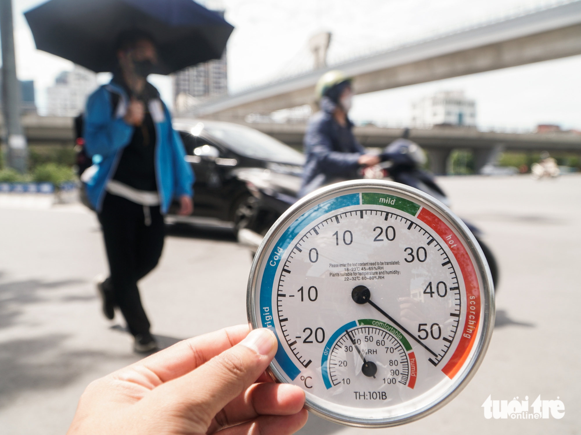 Northern Vietnam swelters under season’s fierce heatwave as outdoor workers toil in extreme conditions- Ảnh 1. Northern Vietnam swelters under season’s fierce heatwave as outdoor workers toil in extreme conditions- Ảnh 1.