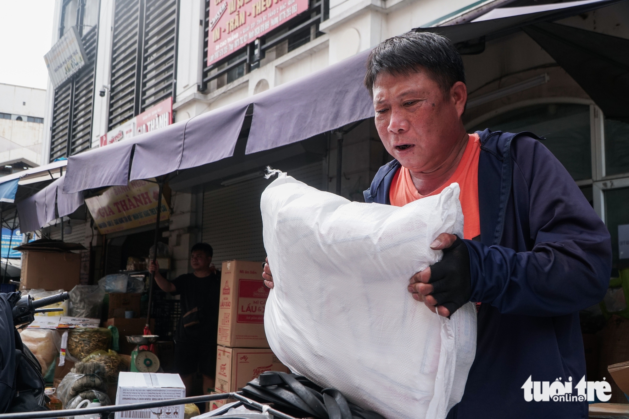 Northern Vietnam swelters under season’s fierce heatwave as outdoor workers toil in extreme conditions- Ảnh 6. Northern Vietnam swelters under season’s fierce heatwave as outdoor workers toil in extreme conditions- Ảnh 6.