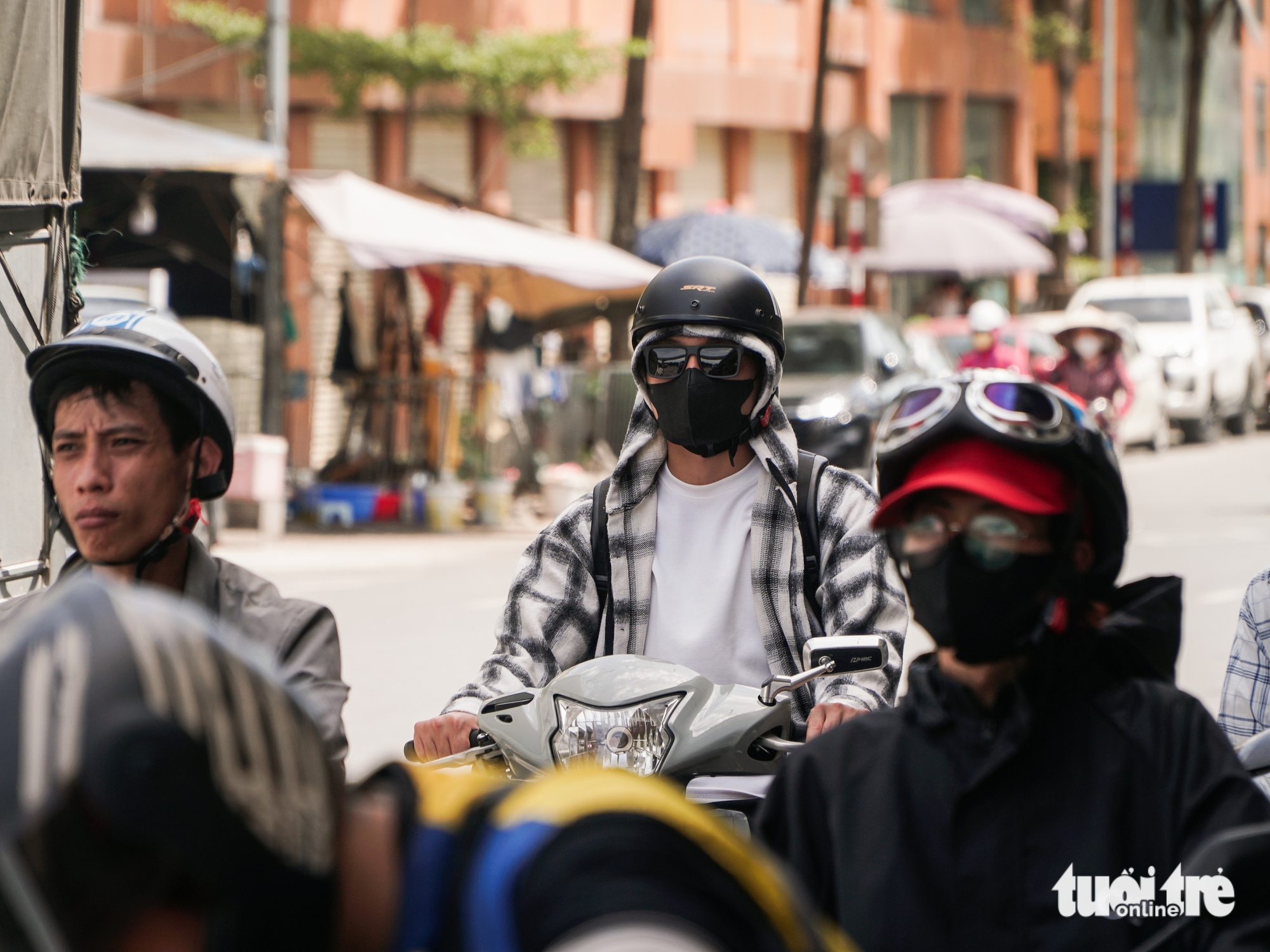 Northern Vietnam swelters under season’s fierce heatwave as outdoor workers toil in extreme conditions- Ảnh 4. Northern Vietnam swelters under season’s fierce heatwave as outdoor workers toil in extreme conditions- Ảnh 4.