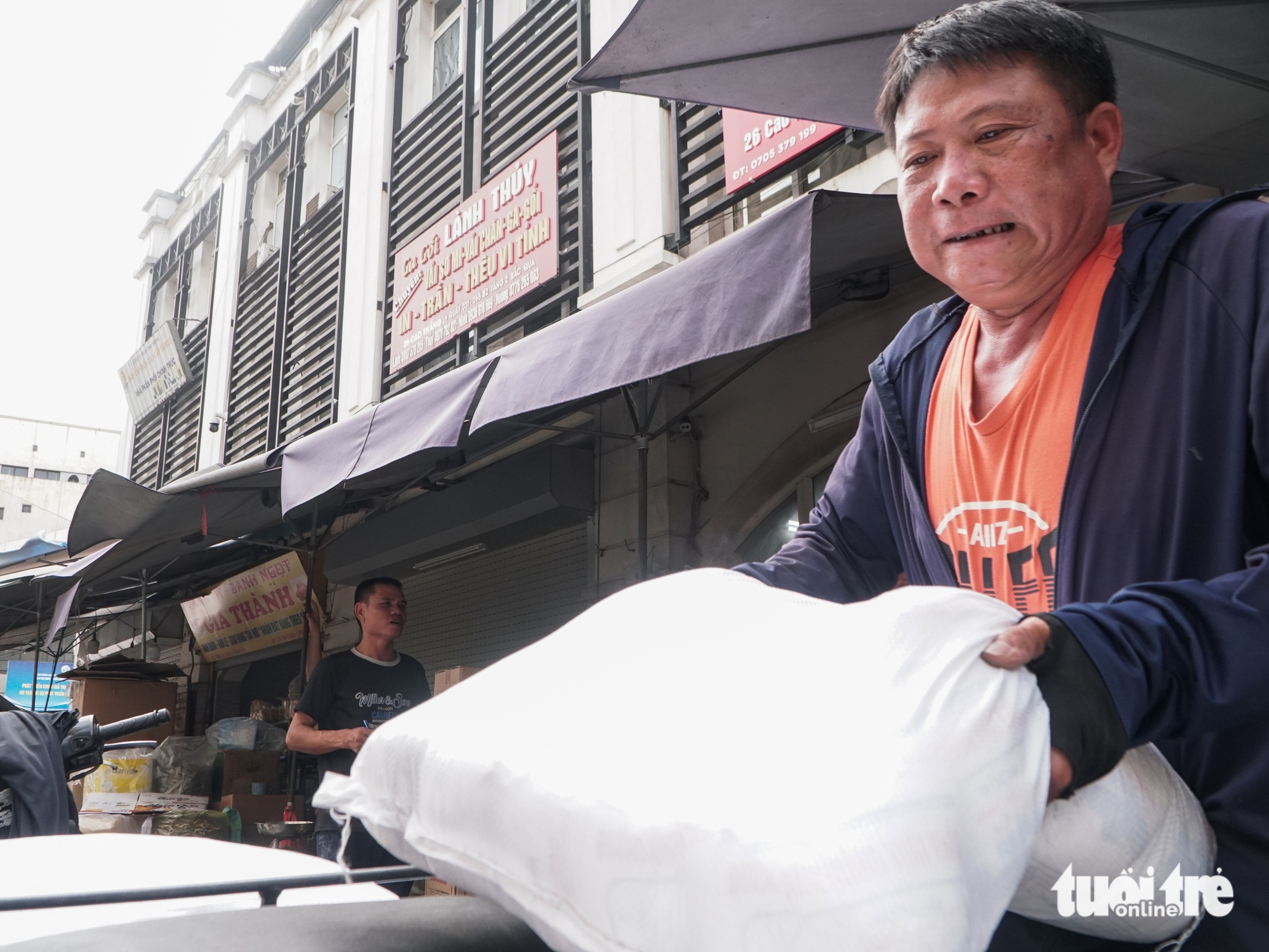 Northern Vietnam swelters under season’s fierce heatwave as outdoor workers toil in extreme conditions- Ảnh 7. Northern Vietnam swelters under season’s fierce heatwave as outdoor workers toil in extreme conditions- Ảnh 7.
