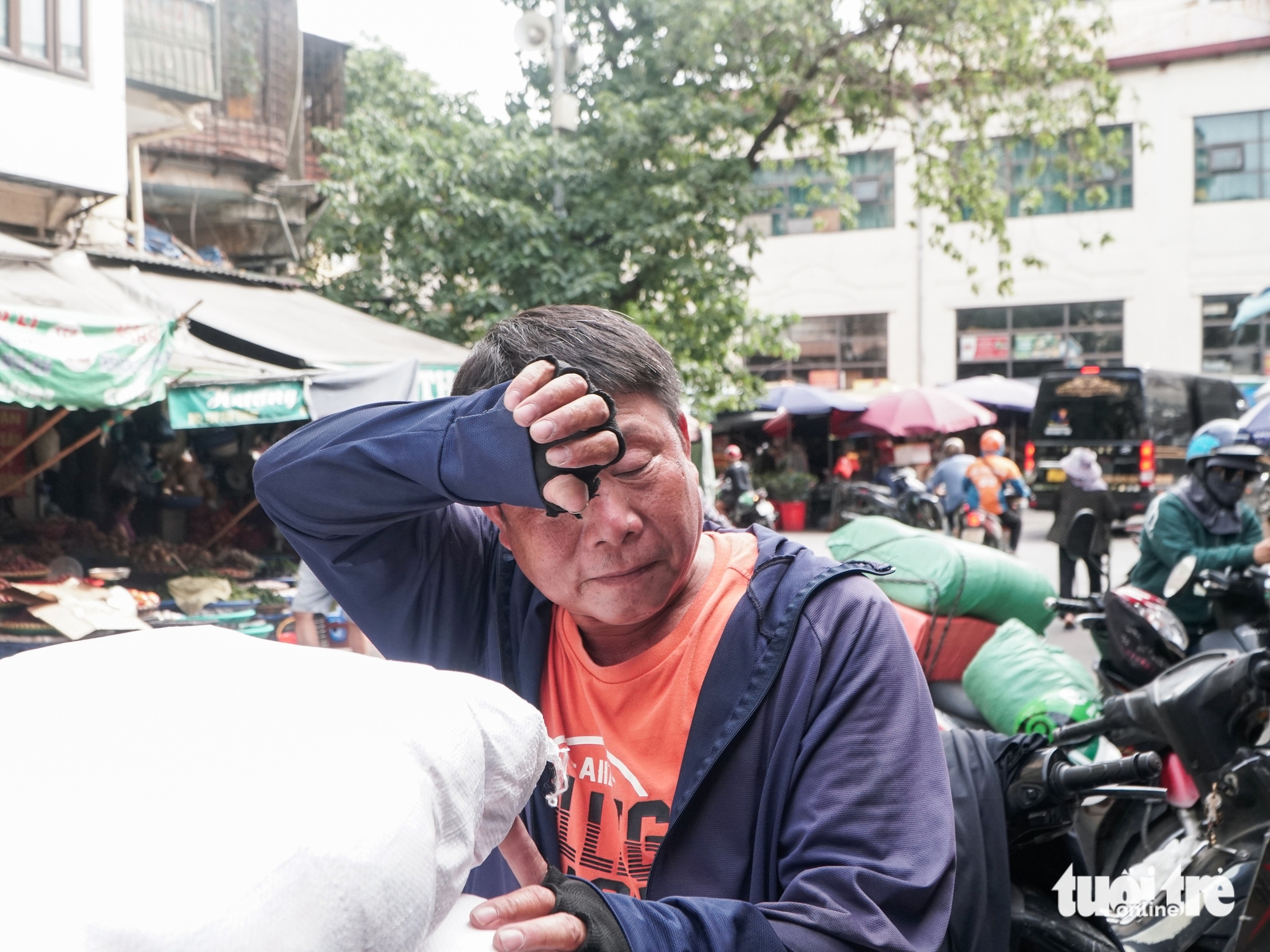 Northern Vietnam swelters under season’s fierce heatwave as outdoor workers toil in extreme conditions- Ảnh 8. Northern Vietnam swelters under season’s fierce heatwave as outdoor workers toil in extreme conditions- Ảnh 8.