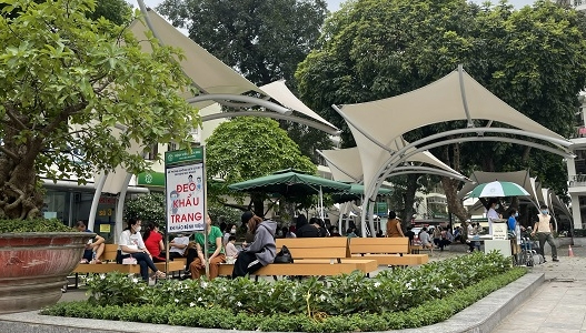 Bộ Y tế yêu cầu các bệnh viện bố trí mái che, quạt mát chống nắng cho người bệnh - Ảnh 1. nắng nóng - Ảnh 1.