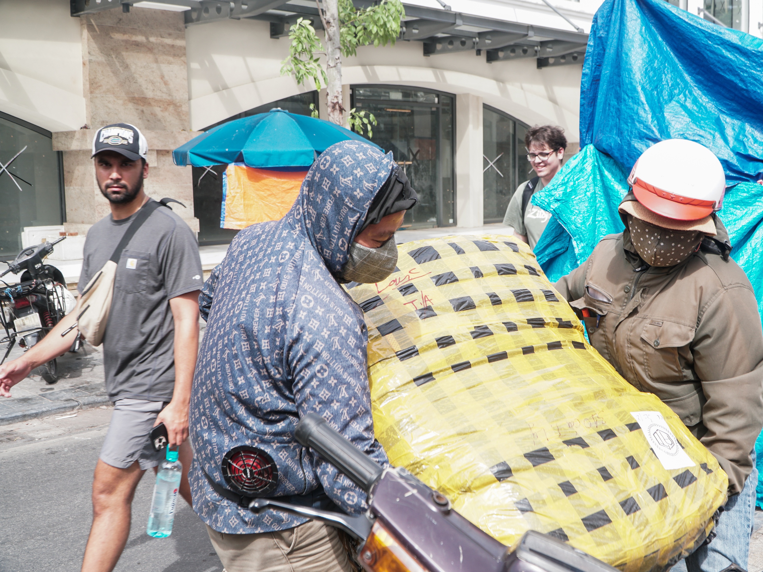 Northern Vietnam swelters under season’s fierce heatwave as outdoor workers toil in extreme conditions- Ảnh 12. Northern Vietnam swelters under season’s fierce heatwave as outdoor workers toil in extreme conditions- Ảnh 12.