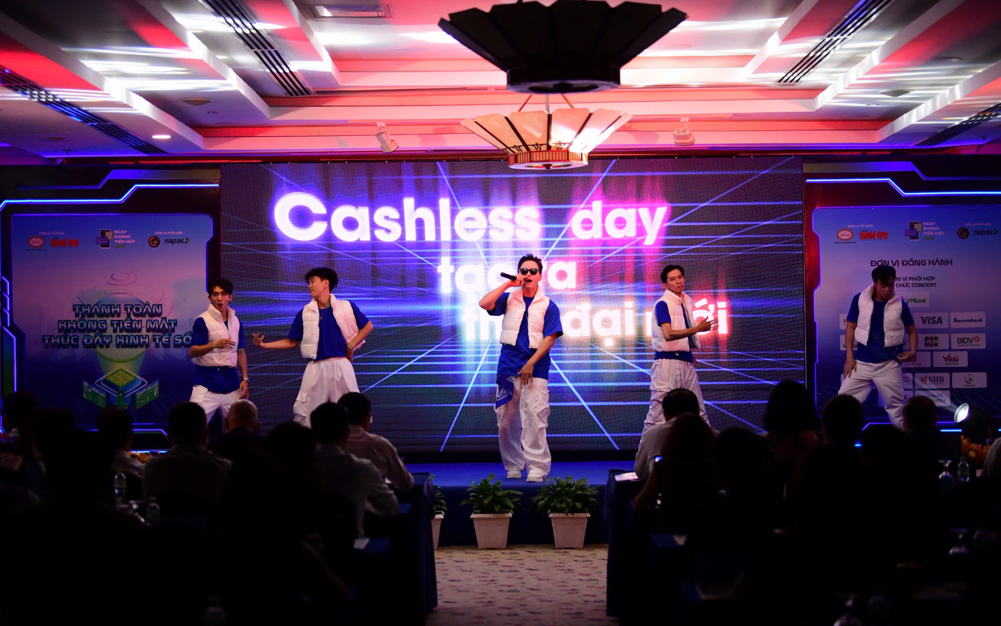 Filling station worker refuses bank transfer, siphons gasoline back in Vietnam
- Ảnh 1. Filling station worker refuses bank transfer, siphons gasoline back in Vietnam
- Ảnh 1.