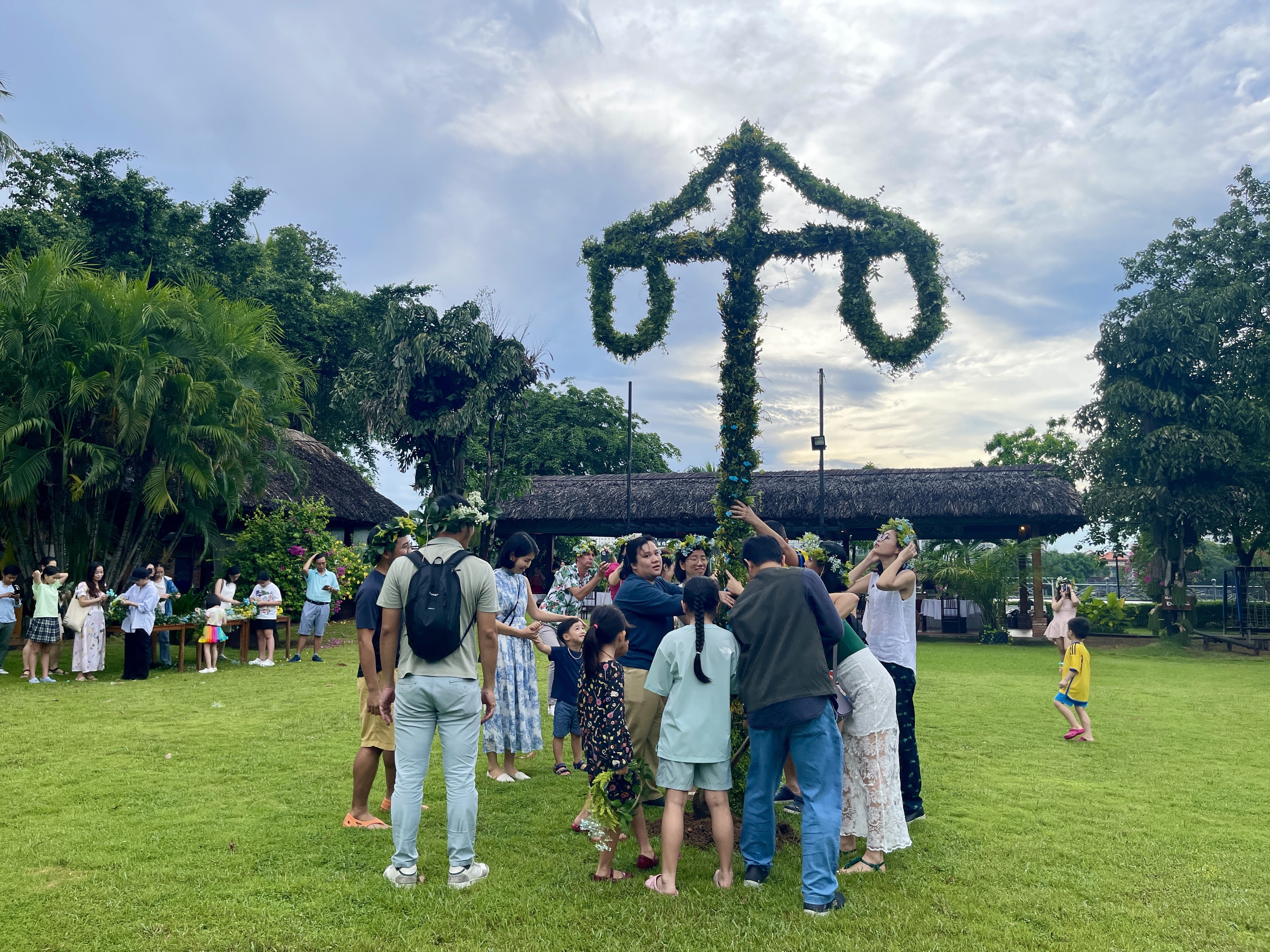 Recapturing the joy of Midsummer: A Swedish tradition celebrated in Vietnam - Ảnh 2. Recapturing the joy of Midsummer: A Swedish tradition celebrated in Vietnam - Ảnh 2.