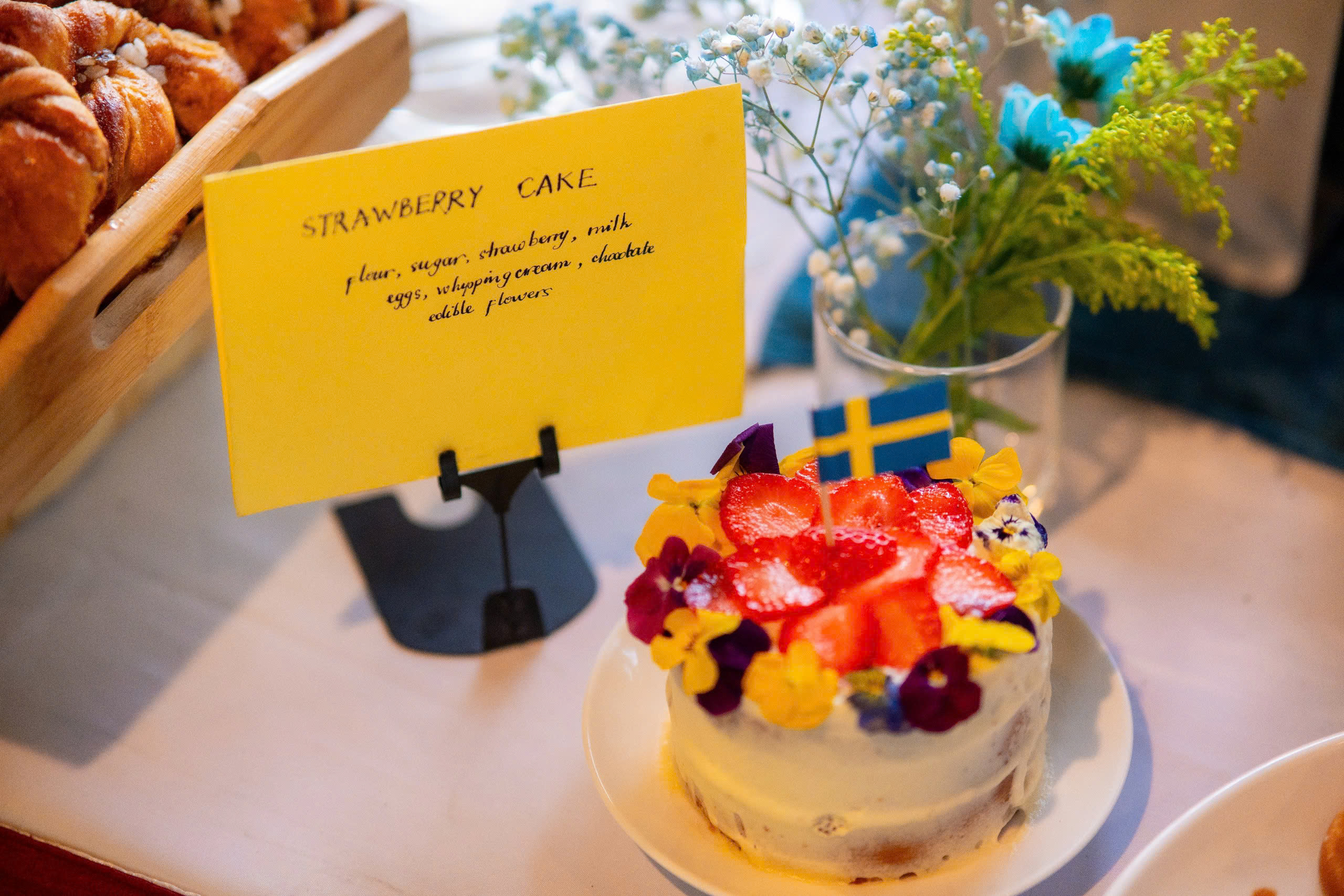 Recuerdos suecos en Ciudad Ho Chi Minh: coronas, pasteles de fresa y la alegría del solsticio de verano - Foto 2. Midsummer - Ảnh 2.