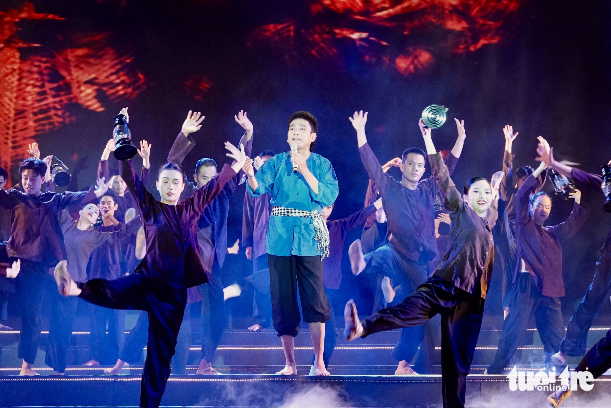 ຟ້ອນລຳທຳເພງ ຕ້ອນຮັບນະຄອນ ໂຮ່ຈີມິນ - ຍຸກໃໝ່ທີ່ສົດໃສ - ຮູບ 2. TP.HCM - Ảnh 2.