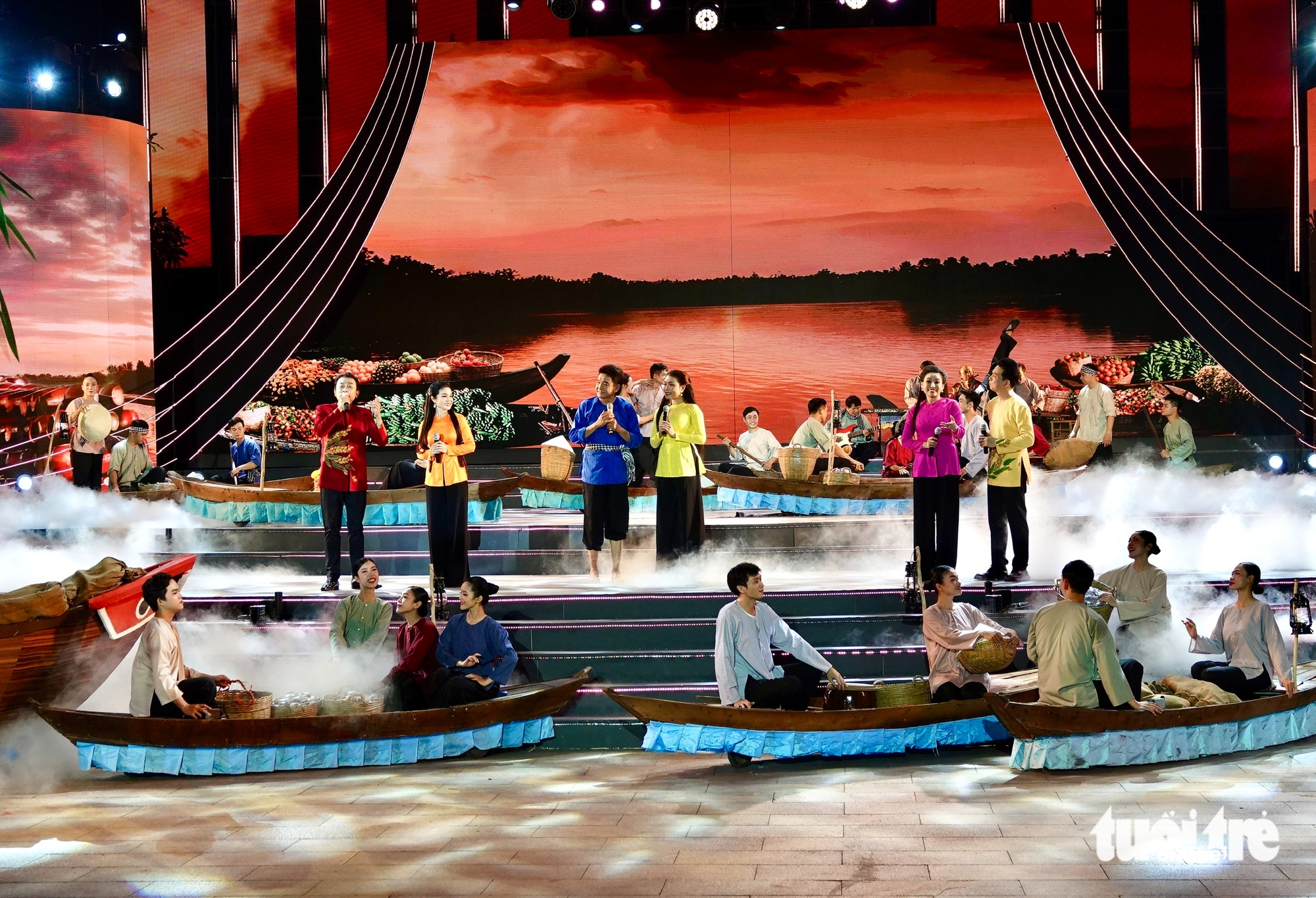 ຟ້ອນລຳທຳເພງ ຕ້ອນຮັບນະຄອນ ໂຮ່ຈີມິນ - ຍຸກໃໝ່ທີ່ສົດໃສ - ຮູບ 3. TP.HCM - Ảnh 3.