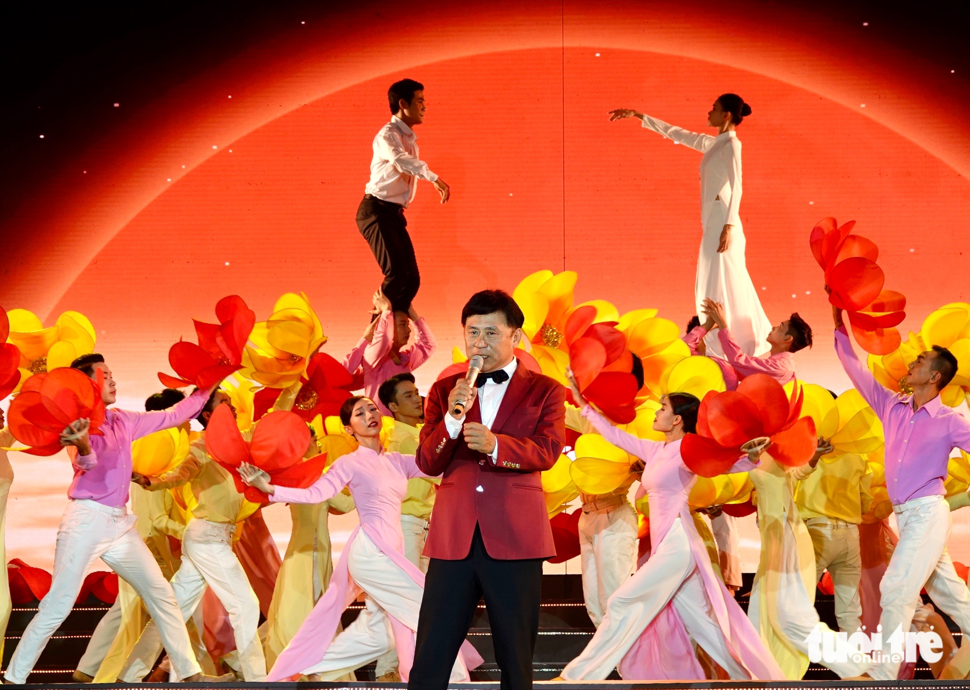 ຟ້ອນລຳທຳເພງ ຕ້ອນຮັບນະຄອນໂຮ່ຈິມິນ - ຍຸກໃໝ່ທີ່ສົດໃສ - ພາບ 4. TP.HCM - Ảnh 4.