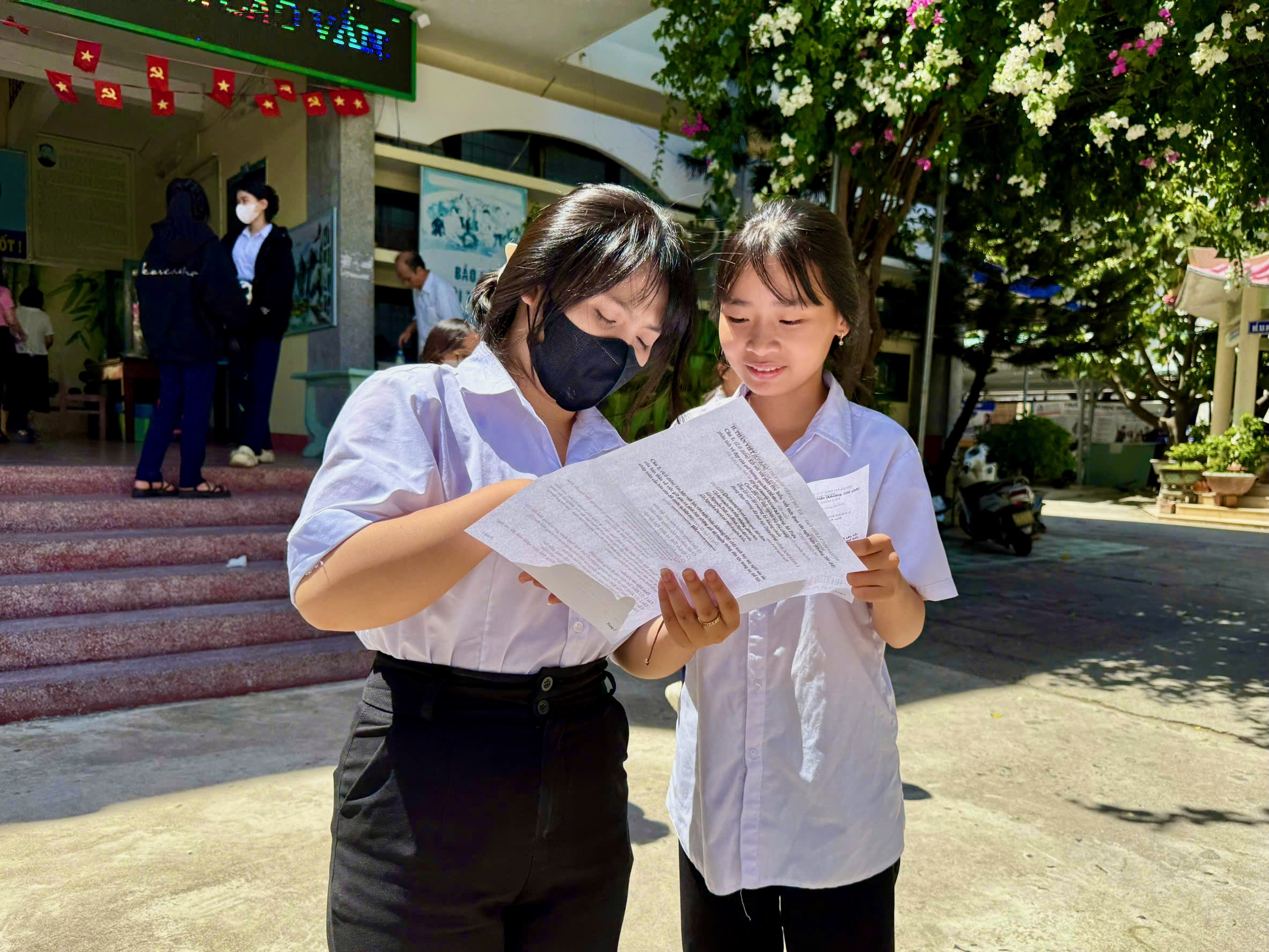 Sĩ tử Bình Định thích thú với đề văn giữ gìn giá trị truyền thống trong xu thế hội nhập - Ảnh 1.