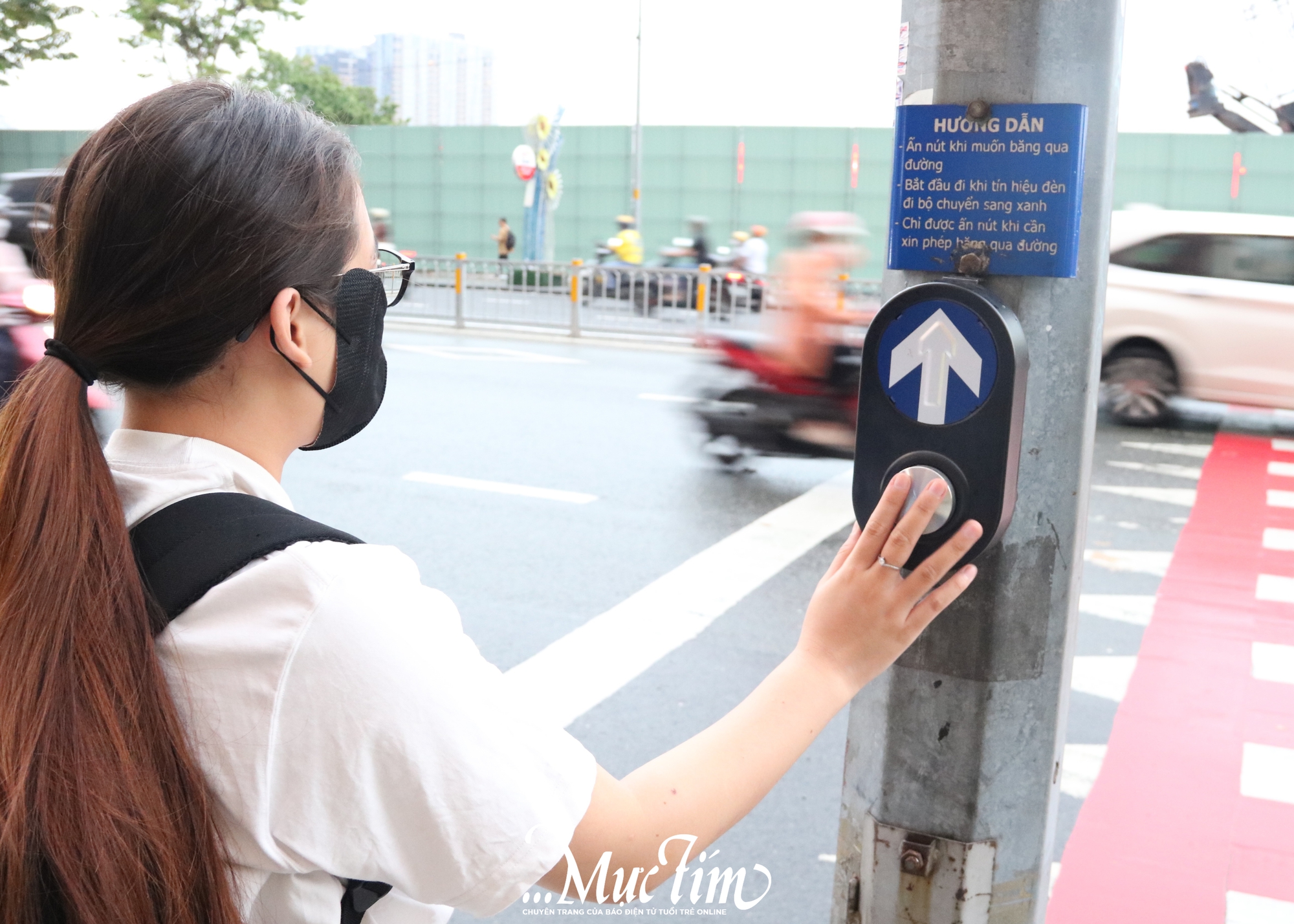 TP.HCM có đèn cảnh báo dưới đất cho người đi bộ- Ảnh 1.