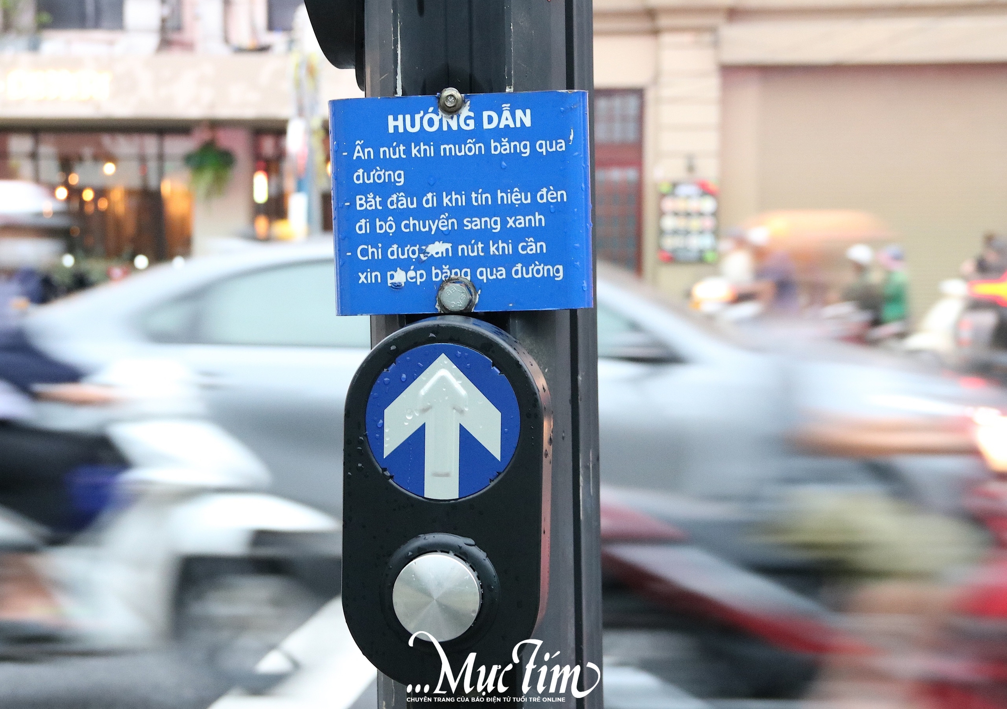 TP.HCM có đèn cảnh báo dưới đất cho người đi bộ- Ảnh 2.